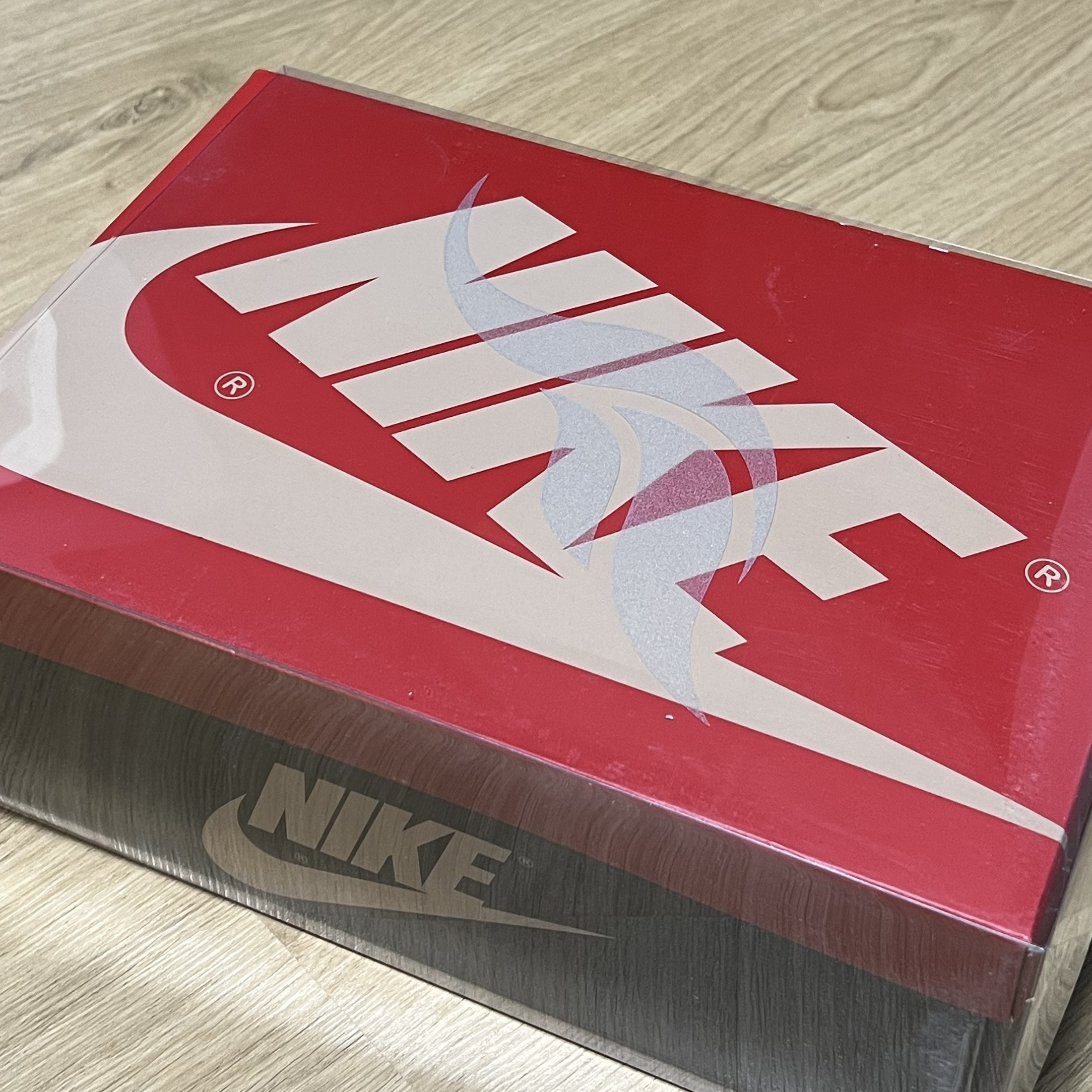 Jordan 1 x SoleFly Retro Low OG SP Black and Sport Red 착용 스타일 - 3