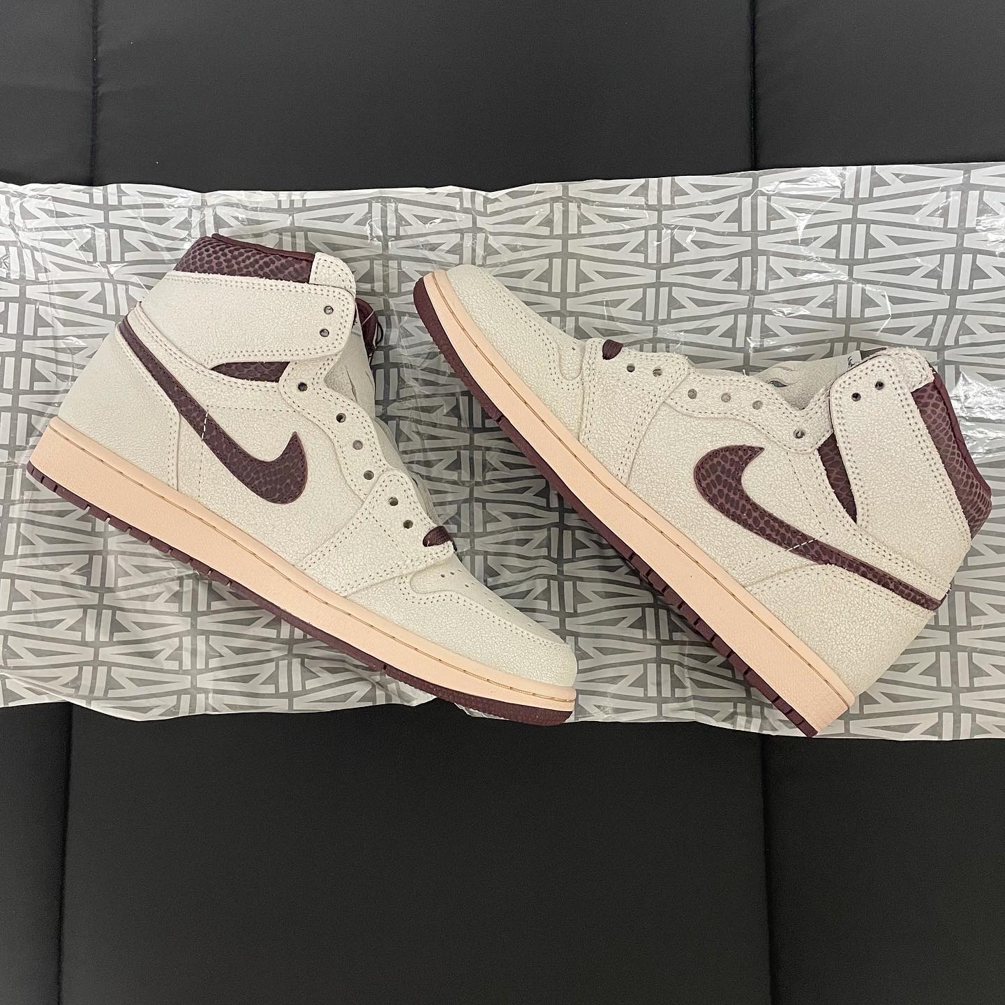 Jordan 1 x A Ma Maniere Retro High OG SP Sail and Burgundy 착용 스타일 - 1