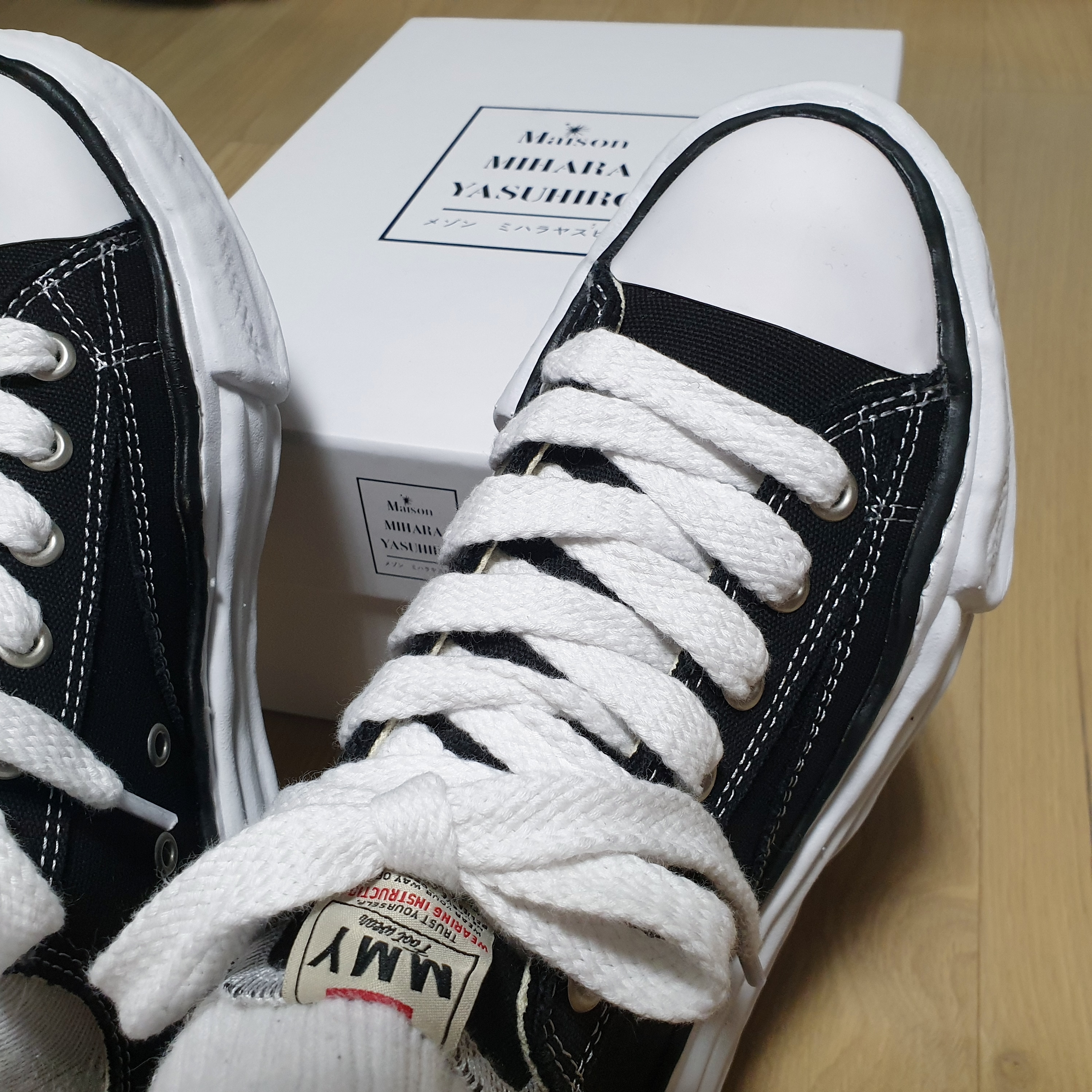 Maison Mihara Yasuhiro Peterson OG Sole Canvas Low Sneakers Black 착용 스타일