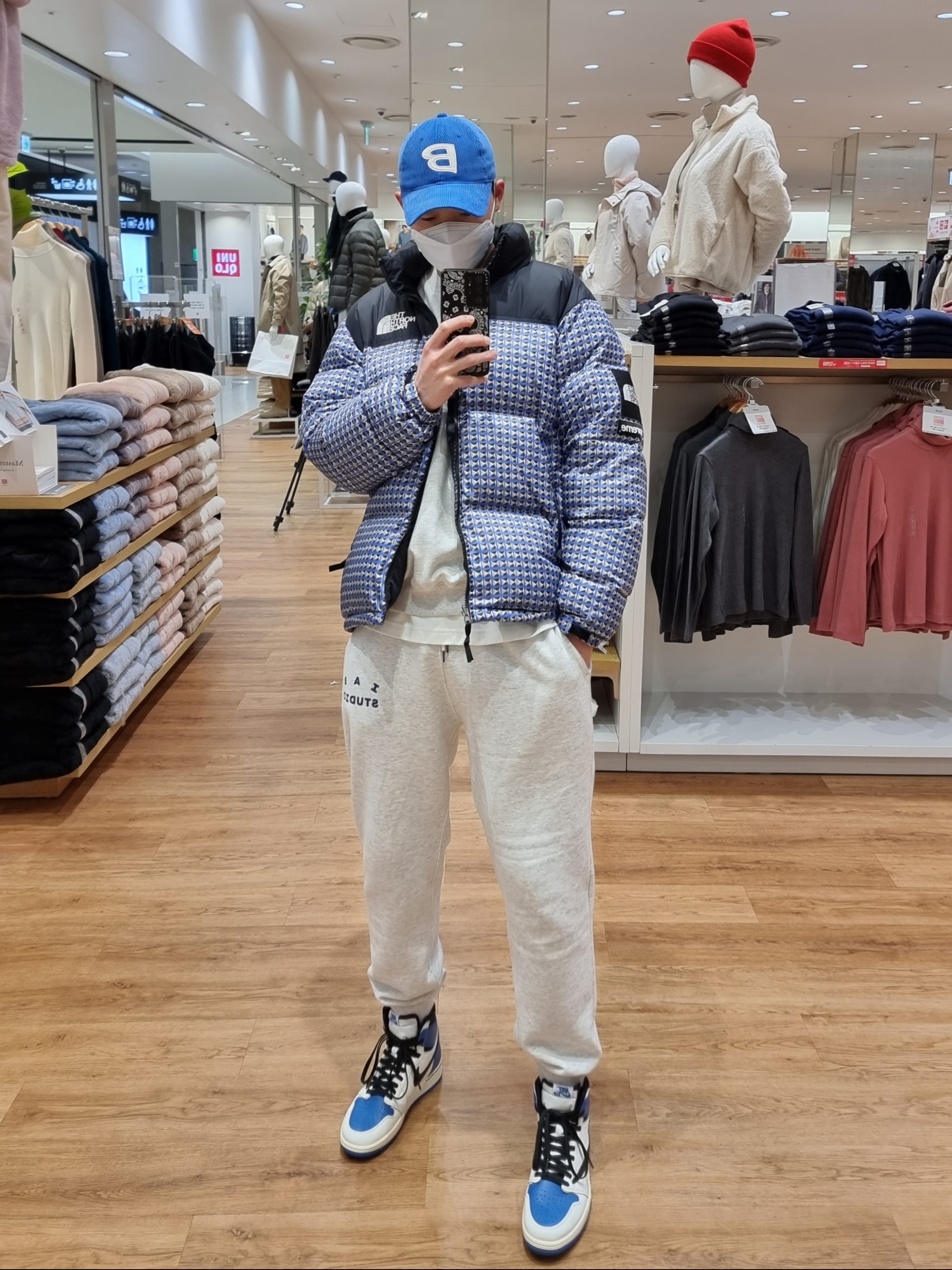 Supreme x The North Face Studded Nuptse Jacket Royal - 21SS, Jordan 1 x Travis Scott x Fragment Retro High OG SP Military Blue 착용 스타일