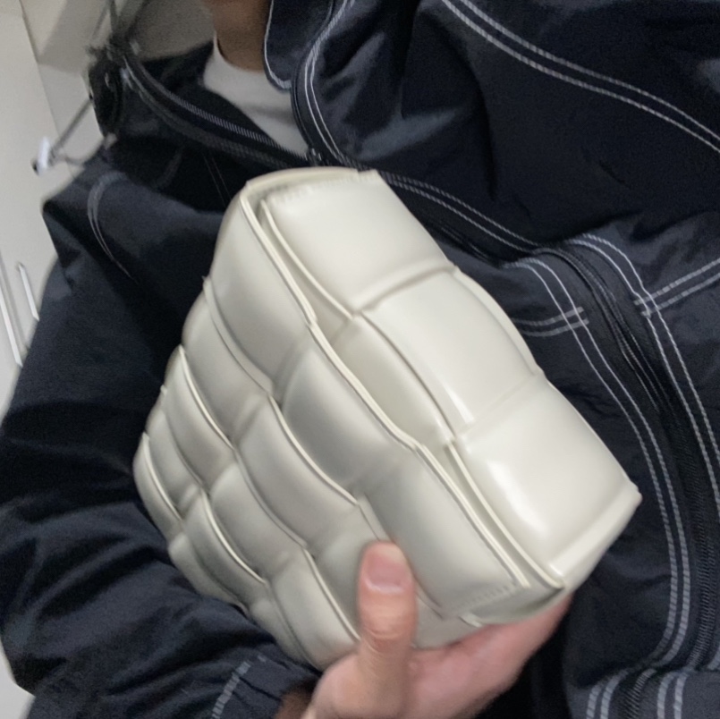 Bottega Veneta Padded Leather Cassette Chalk 착용 스타일