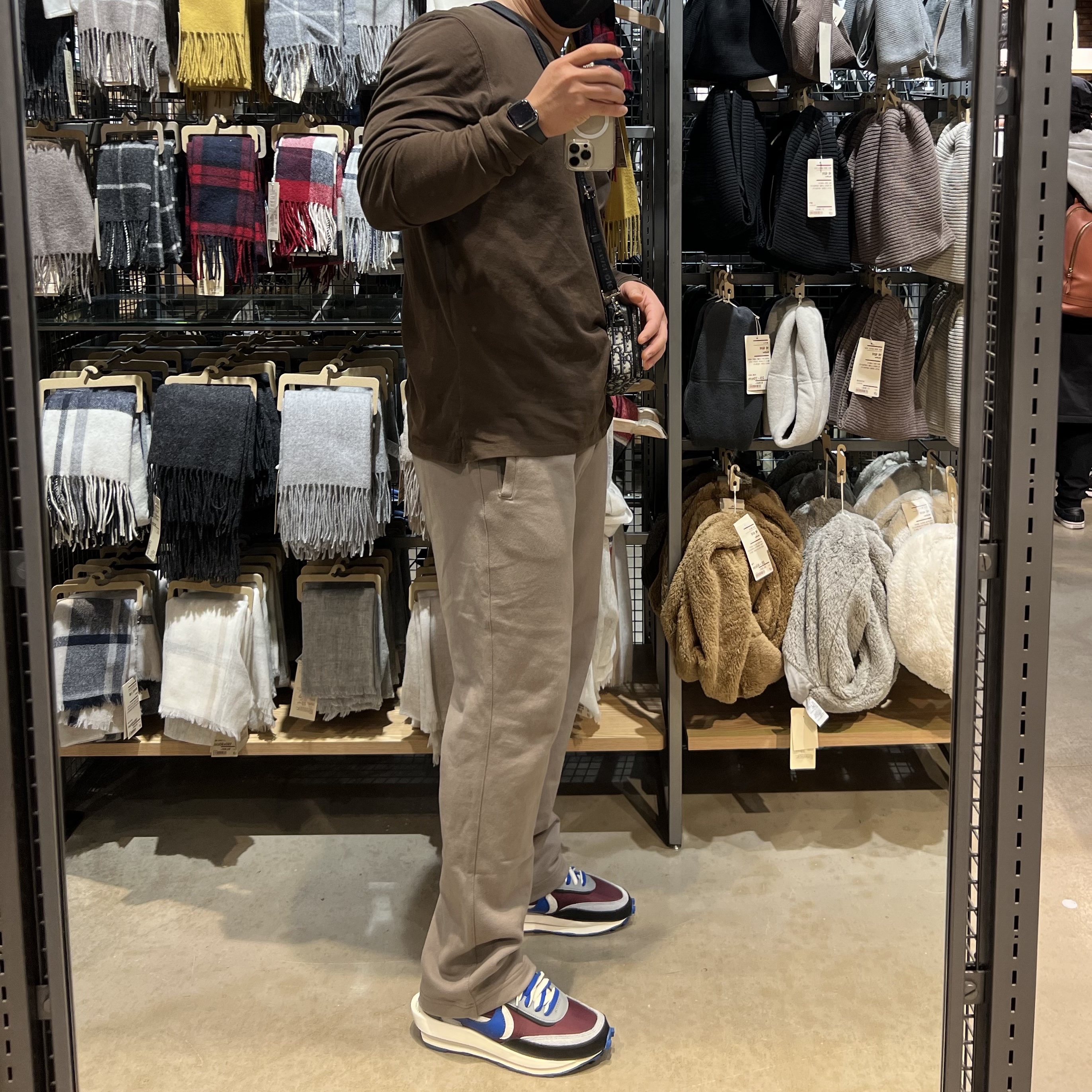 Nike x Sacai x Undercover LDWaffle Night Maroon Team Royal 착용 스타일