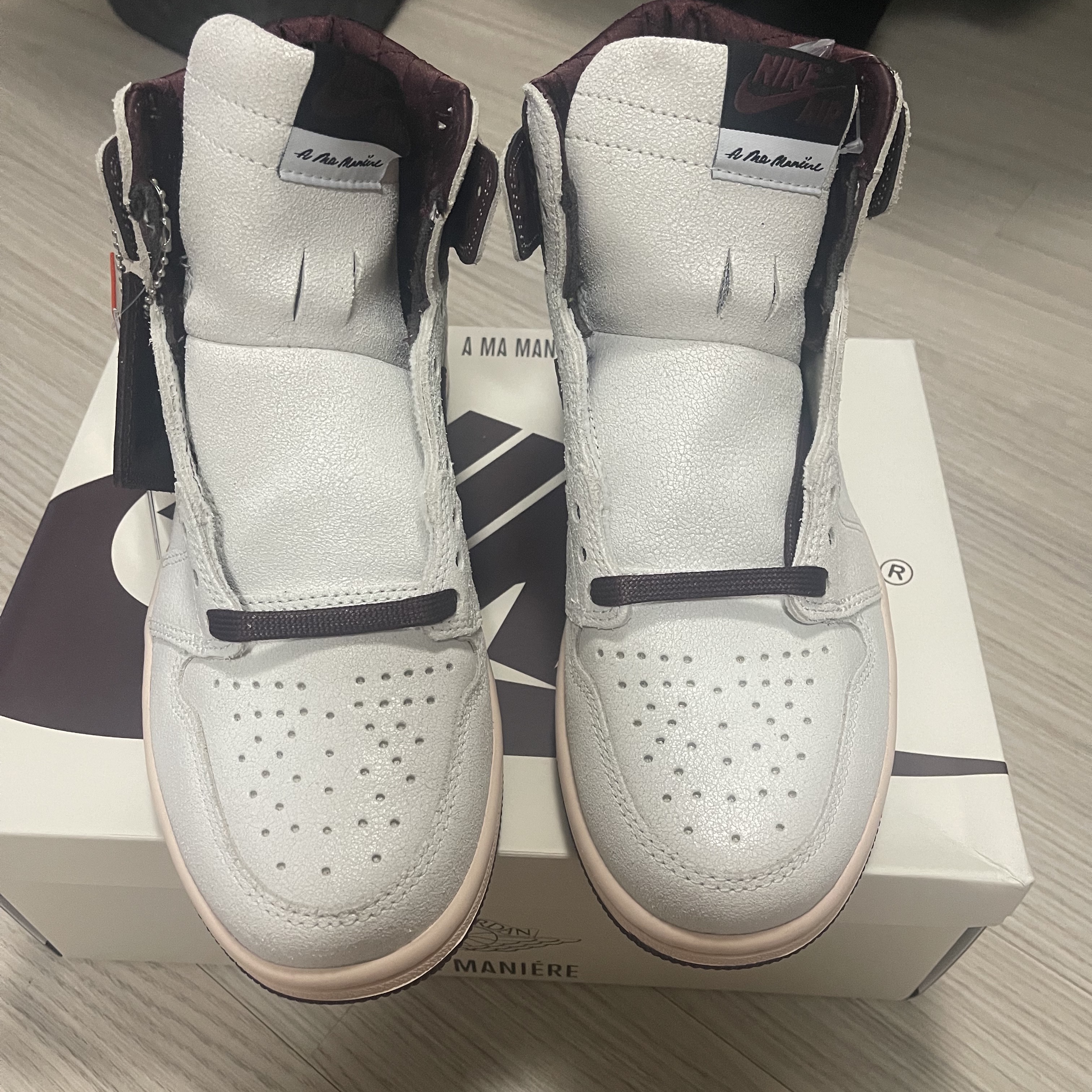 Jordan 1 x A Ma Maniere Retro High OG SP Sail and Burgundy 착용 스타일 - 1