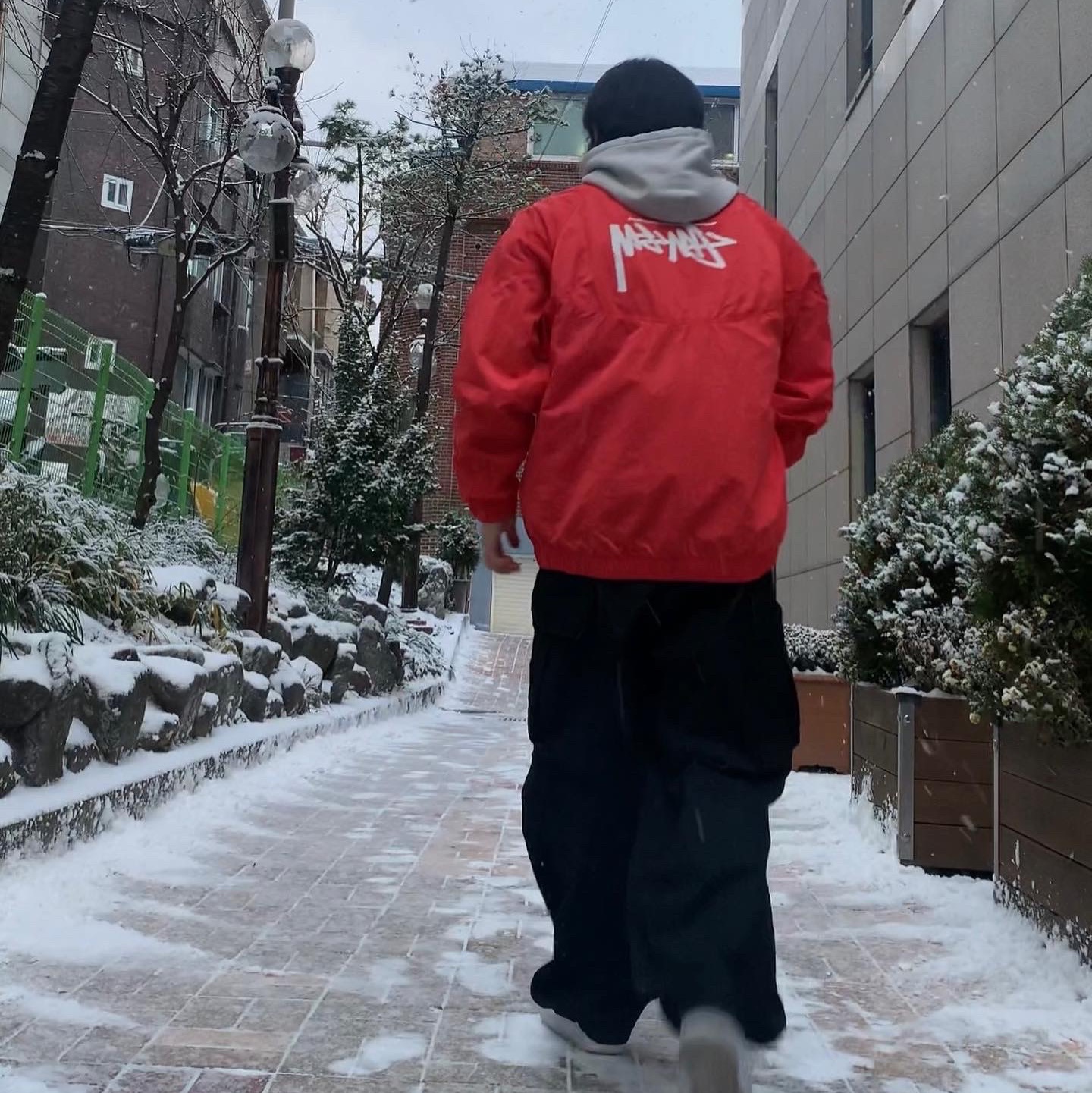 Nike x Stussy Windrunner Jacket Habanero Red, Nike Air Force 1 '07 Low White 착용 스타일 - 2