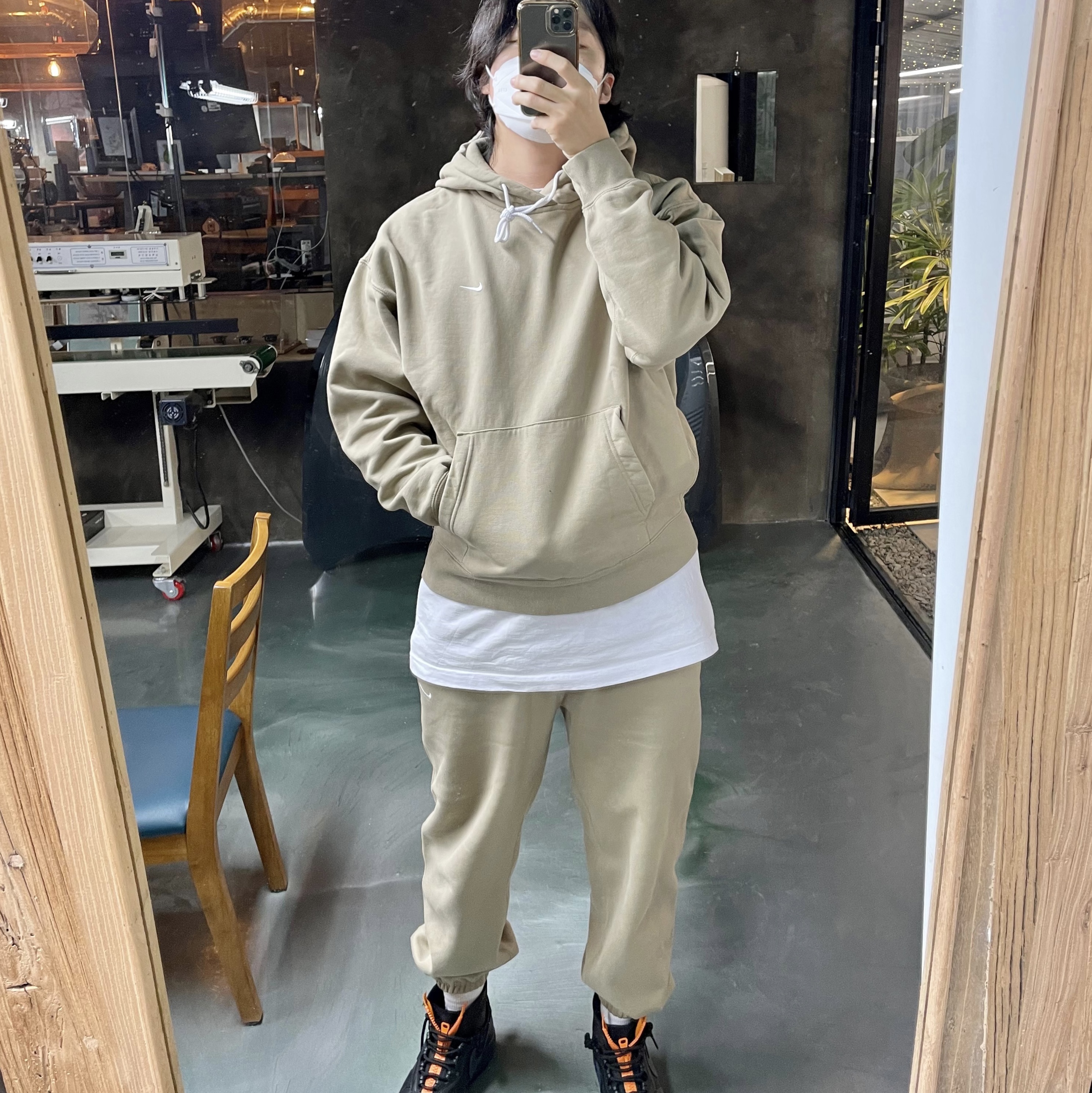 Nike NRG Solo Swoosh Fleece Hoodie Khaki - Asia, Nike Air Force 1 Winter Gore-Tex Black 착용 스타일