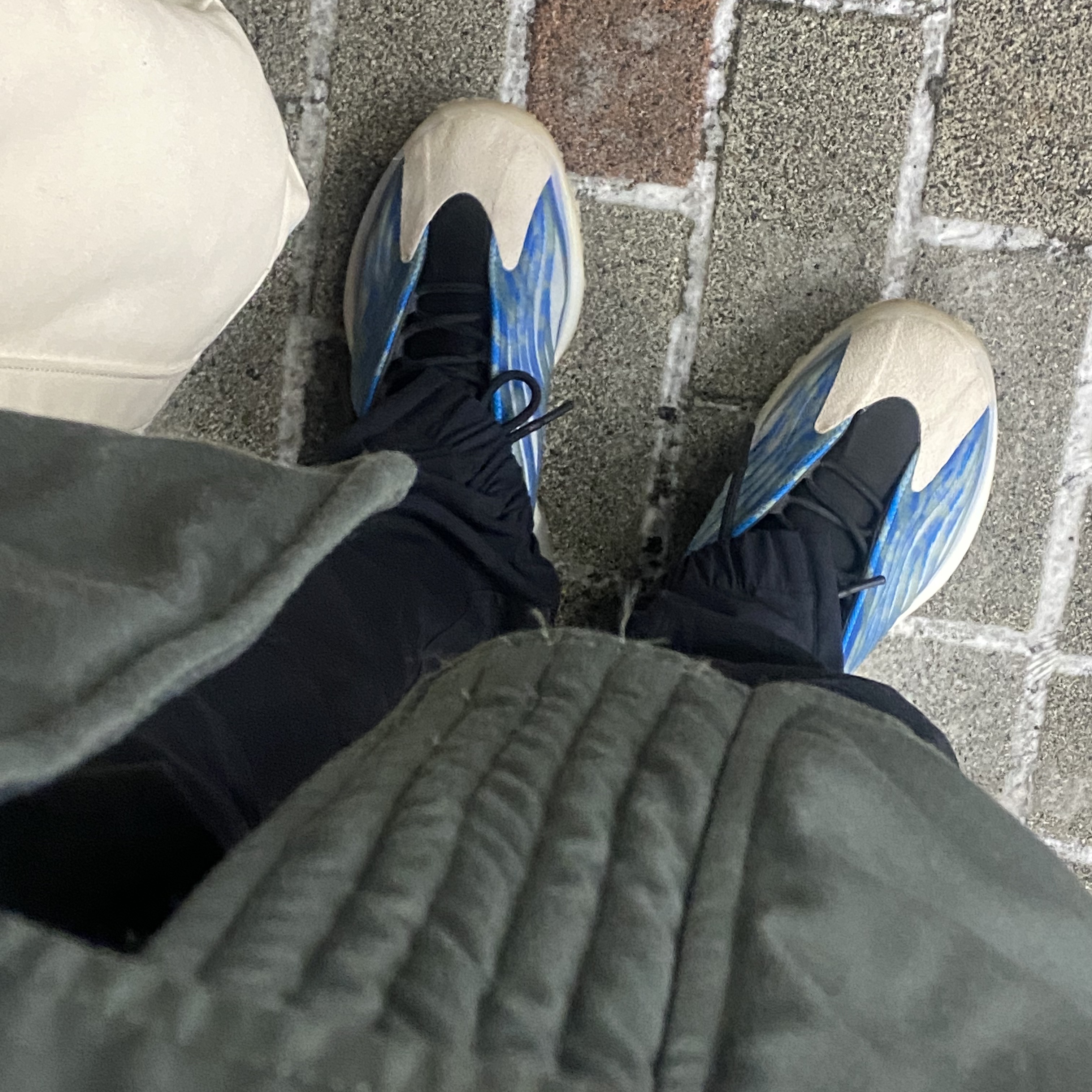 Adidas Yeezy QNTM Frozen Blue 착용 스타일 - 2