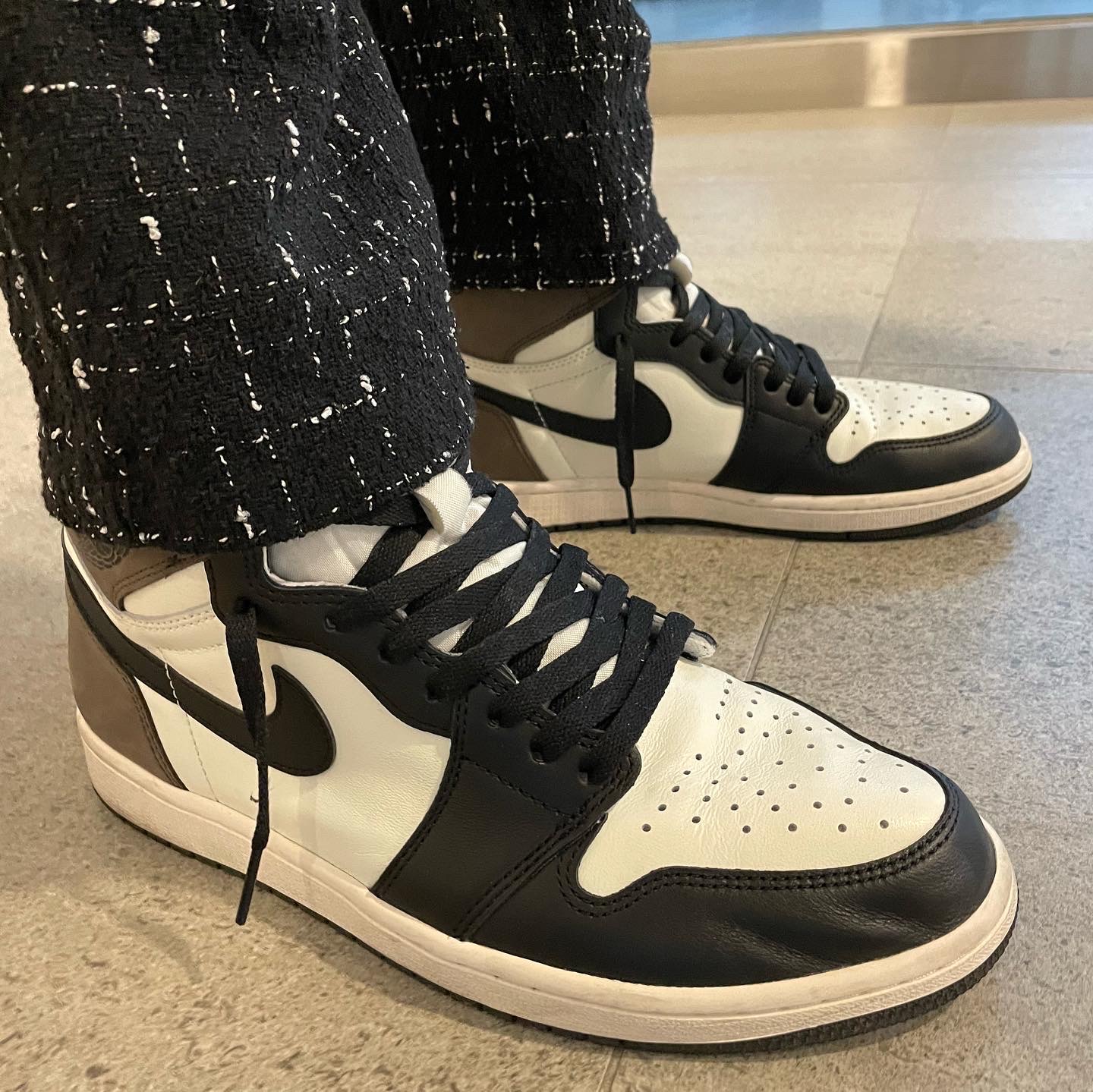 Jordan 1 Retro High OG Black Mocha, The North Face White Label Novelty Nuptse Down Jacket Beige 착용 스타일 - 3