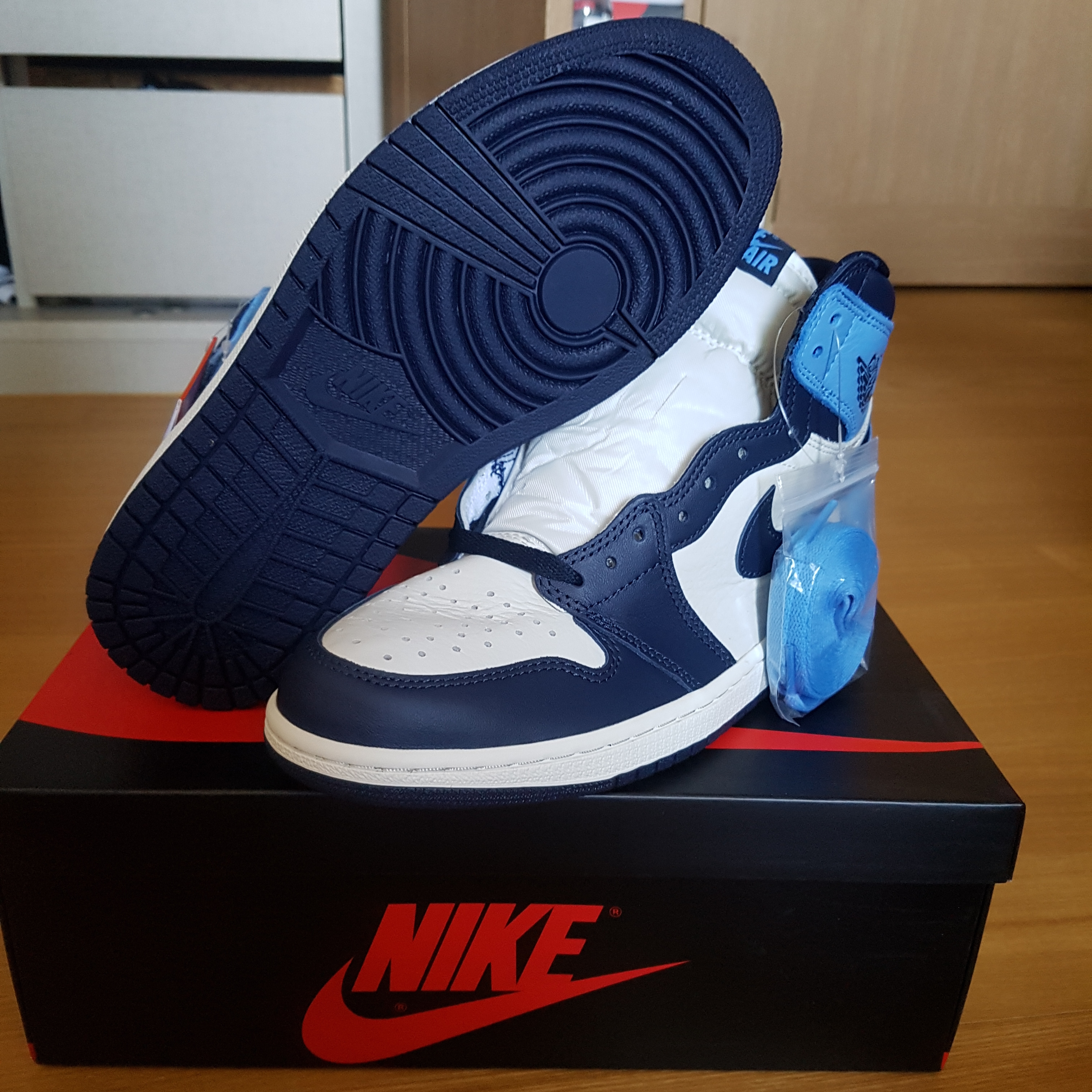 Jordan 1 Retro High Obsidian UNC 착용 스타일 - 3
