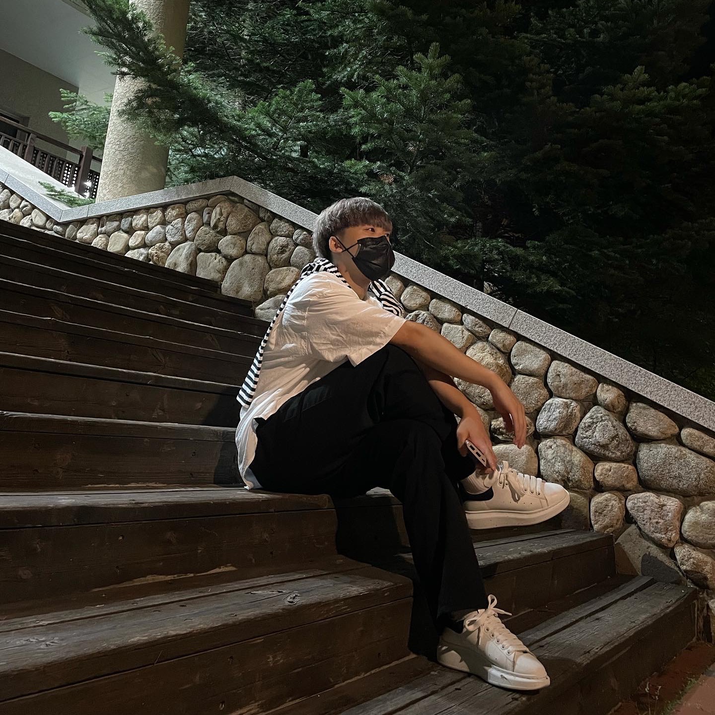 Alexander McQueen Oversized Sneakers White Black 착용 스타일