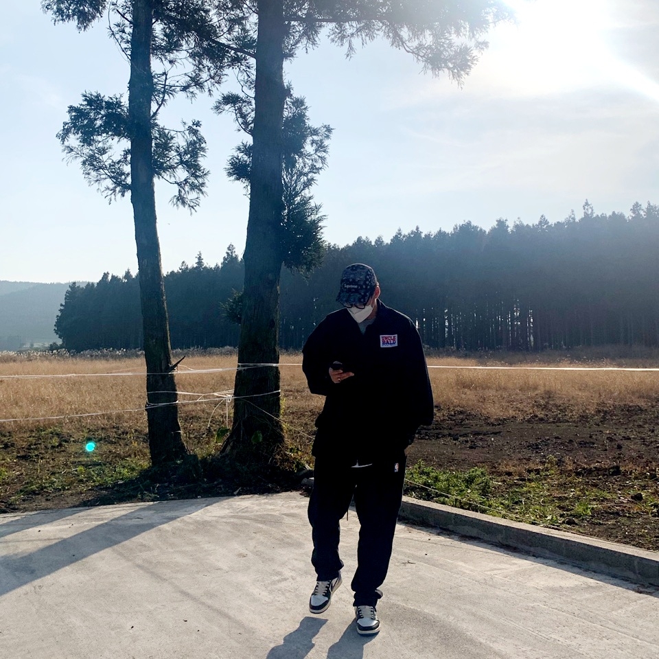 Jordan 1 x Travis Scott x Fragment Retro Low OG SP Military Blue, Supreme Bandana Camp Cap Black - 21SS 착용 스타일