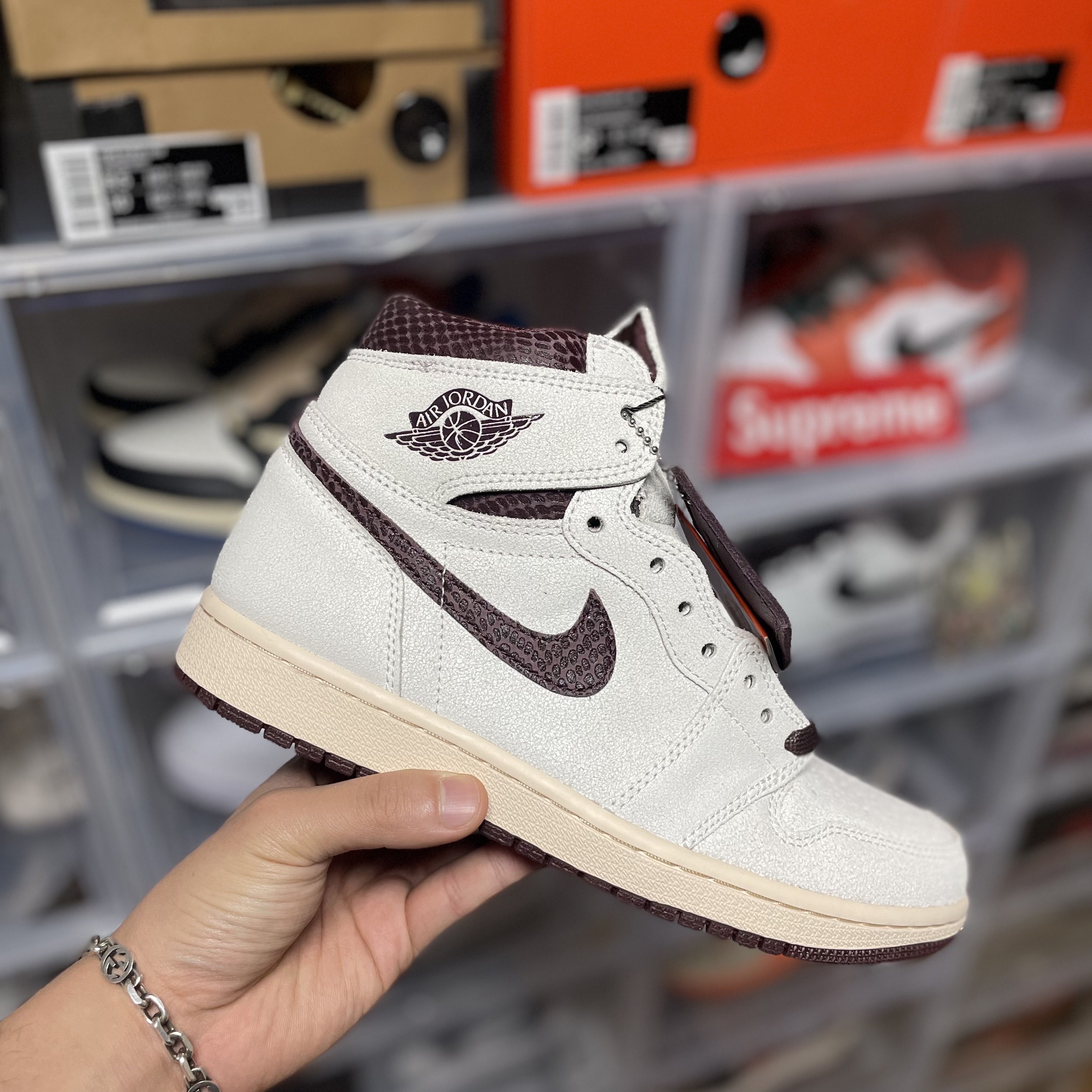 Jordan 1 x A Ma Maniere Retro High OG SP Sail and Burgundy 착용 스타일