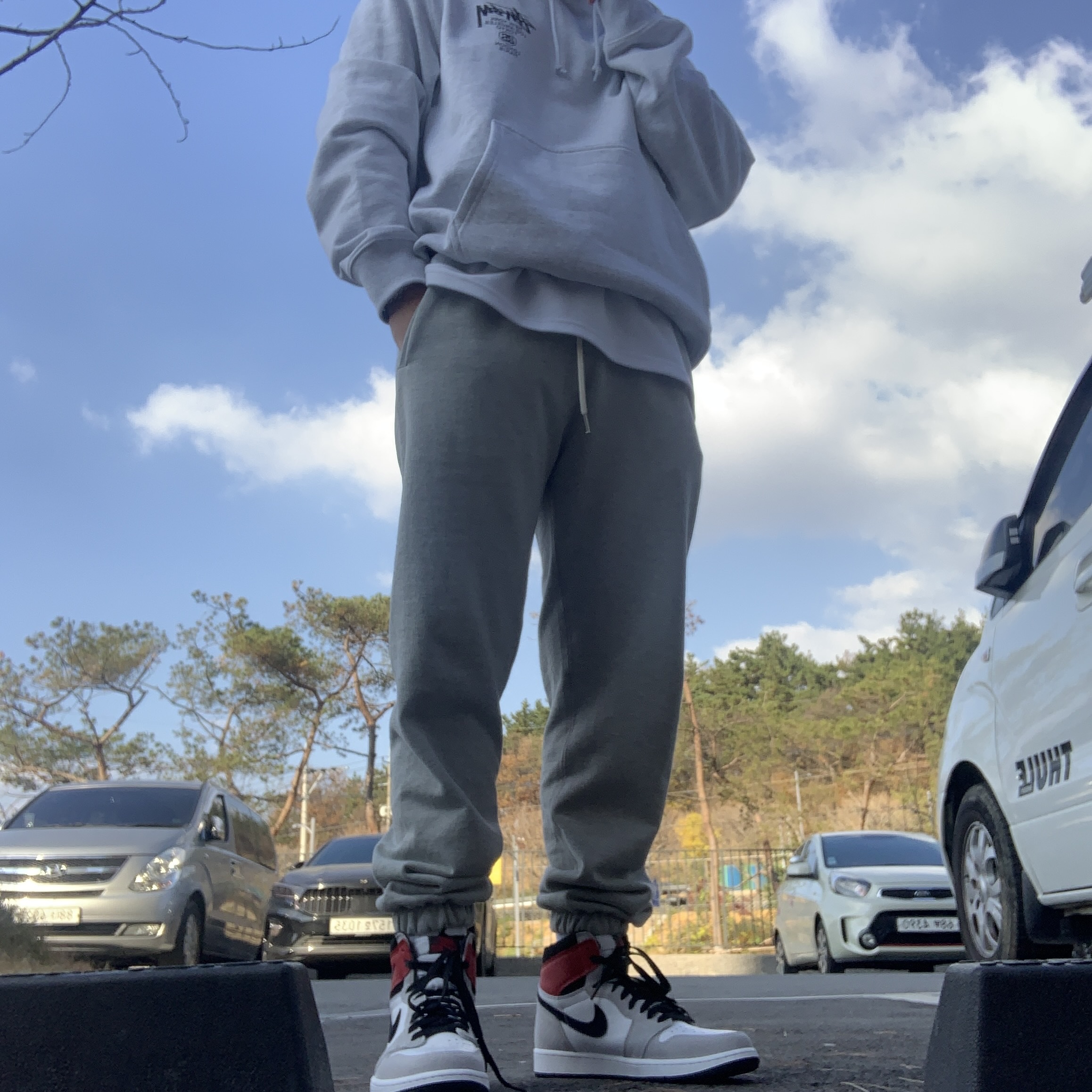 Jordan 1 Retro High OG Light Smoke Grey, Stussy World Tour Hoodie Ash Heather 2021 착용 스타일