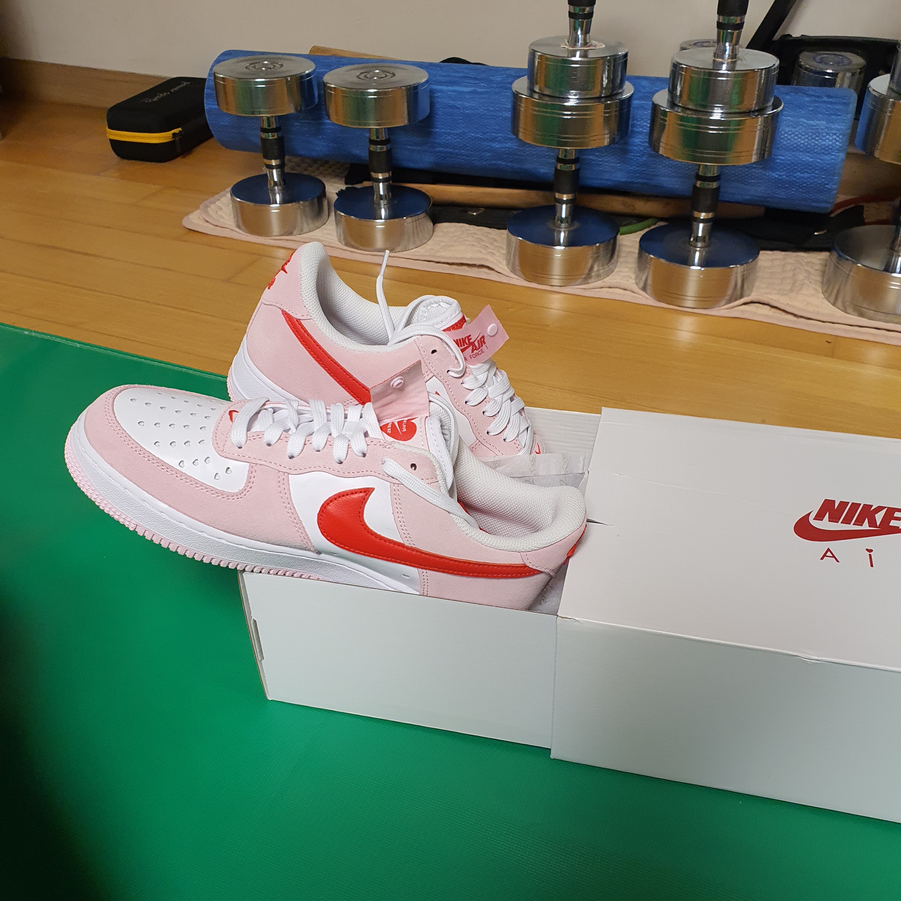Nike Air Force 1 '07 QS Valentine's Day 착용 스타일 - 4