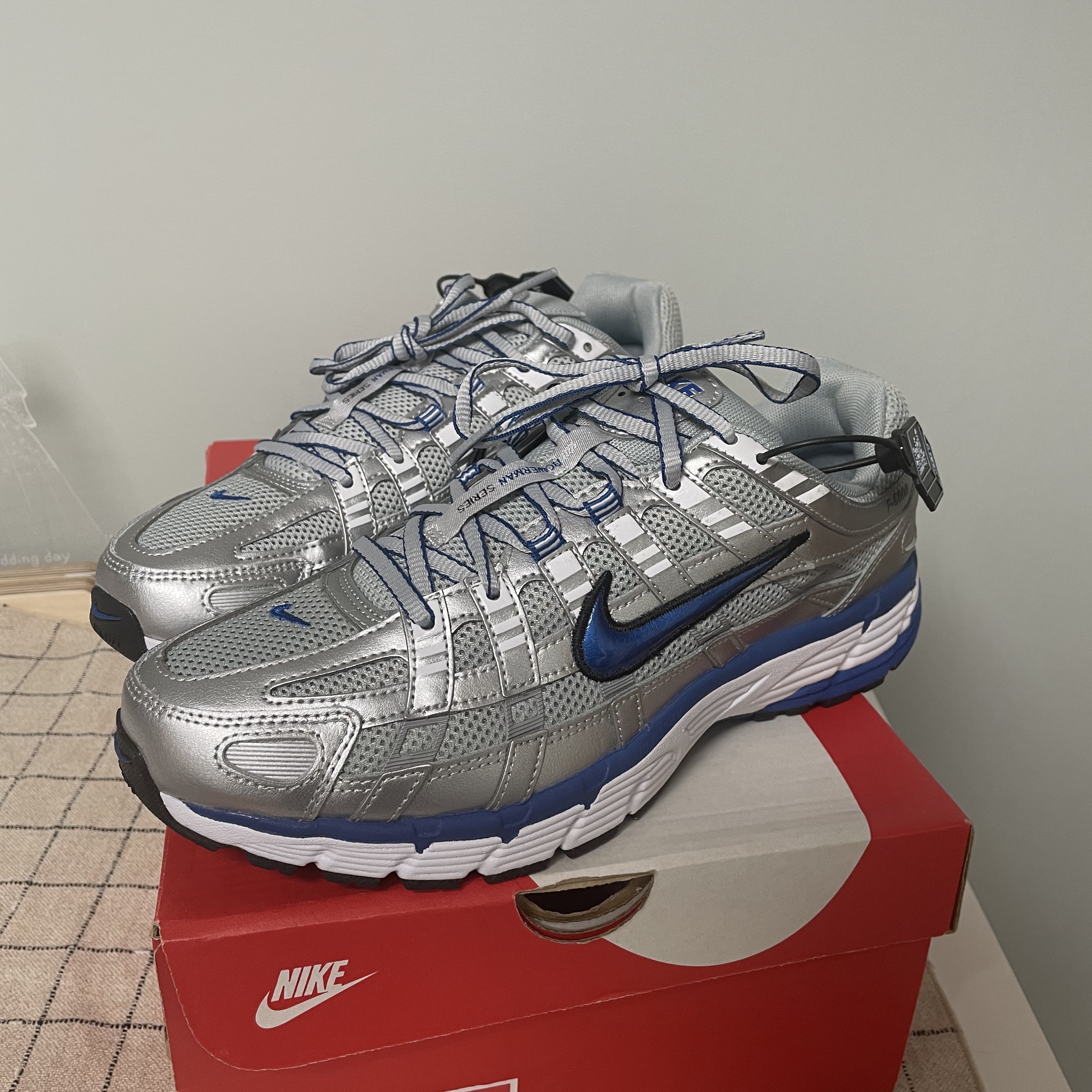 Nike P-6000 Metallic Silver 착용 스타일 - 1