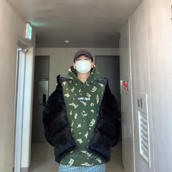 Supreme x The North Face Faux Fur Nuptse Jacket Black - 20FW, Supreme Box Logo Hooded Sweatshirt Olive Russian Camo - 21FW 착용 스타일 - 2