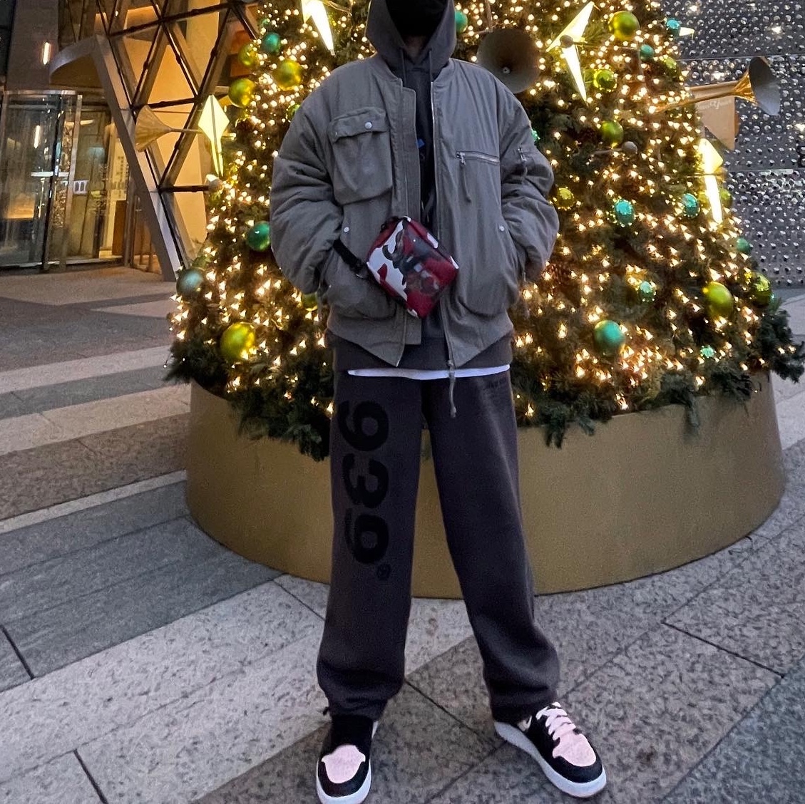 (GS) Jordan 1 Retro High OG Crimson Tint, Supreme Neck Pouch Red Camo - 21SS 착용 스타일