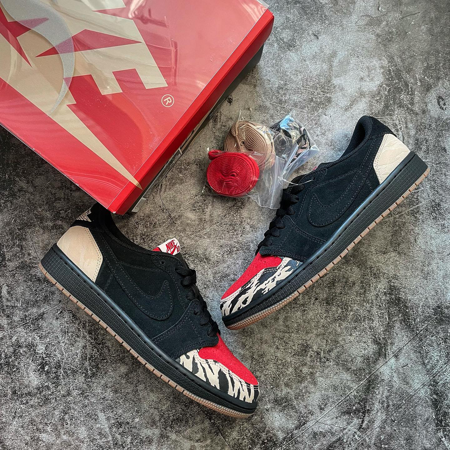 Jordan 1 x SoleFly Retro Low OG SP Black and Sport Red 착용 스타일 - 1