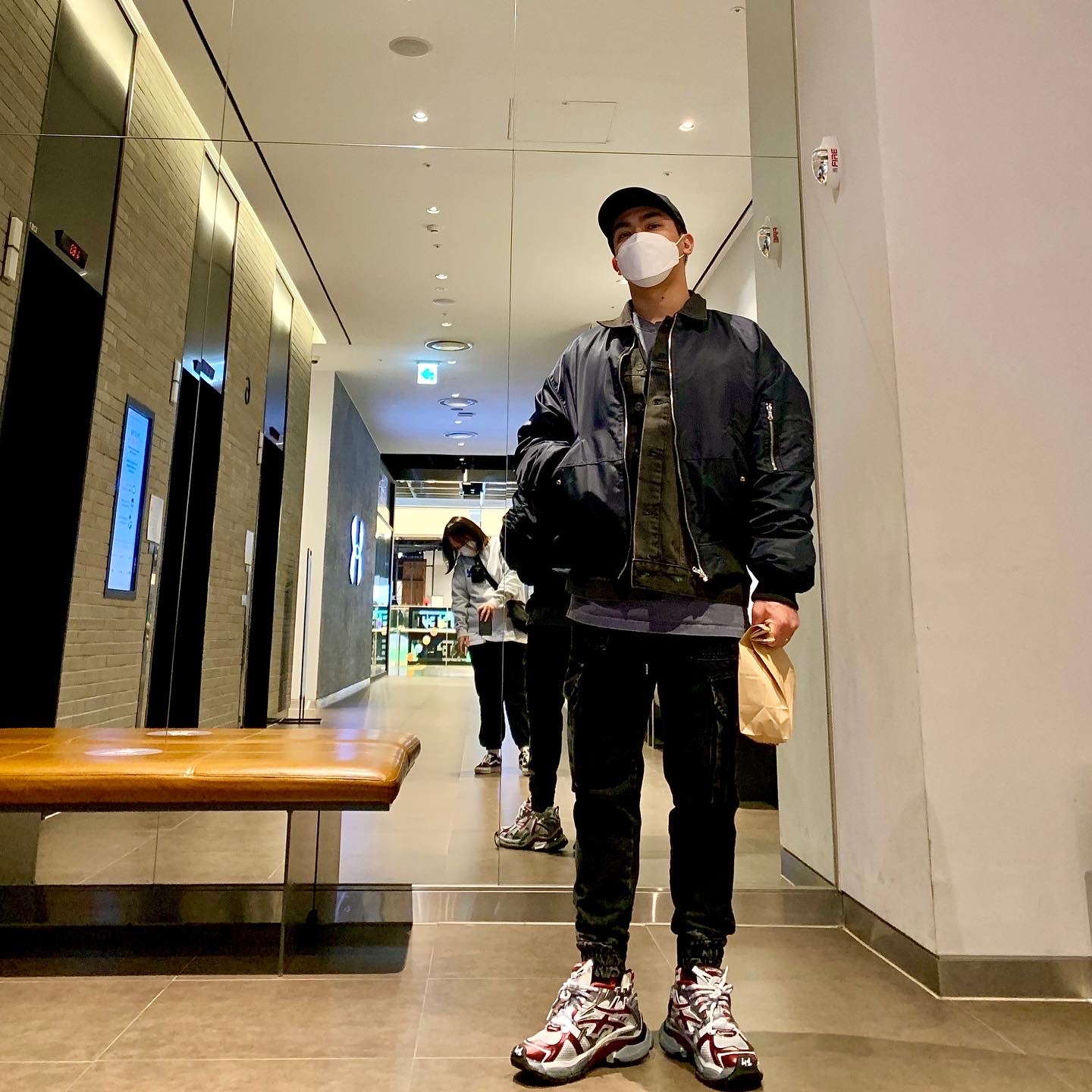 Balenciaga Runner Sneakers Grey Burgundy 착용 스타일