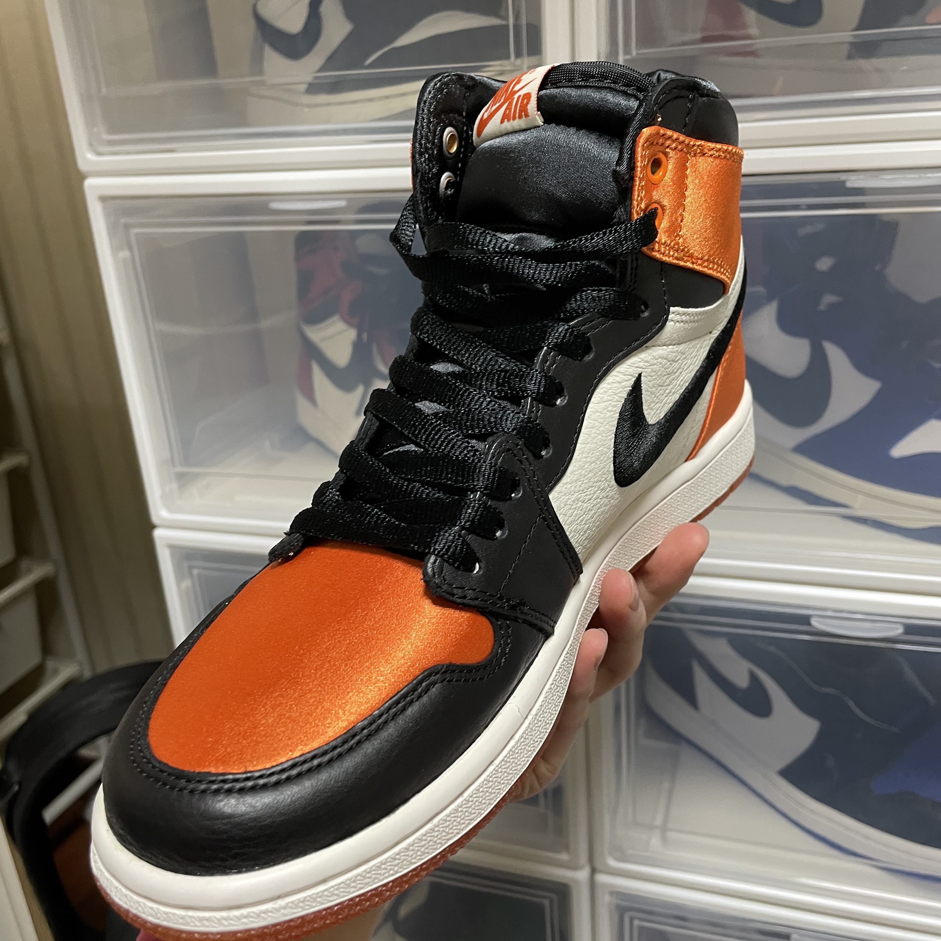 Jordan 1 Retro Shattered Backboard, (W) Jordan 1 Retro High OG Satin Shattered Backboard 착용 스타일 - 3