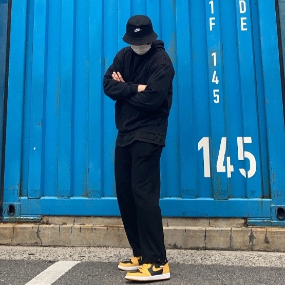 Jordan 1 Retro High OG Pollen, Nike Futura Corduroy Bucket Black 착용 스타일