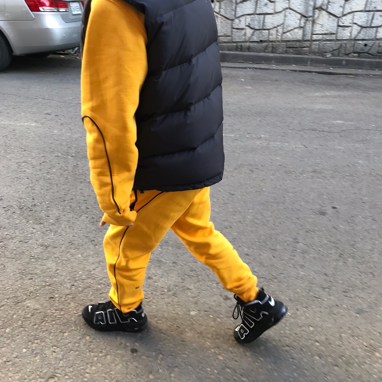 (GS) Nike Air More Uptempo Black White 2020, Nike x Drake Nocta Essential Hoodie University Gold - Asia 착용 스타일
