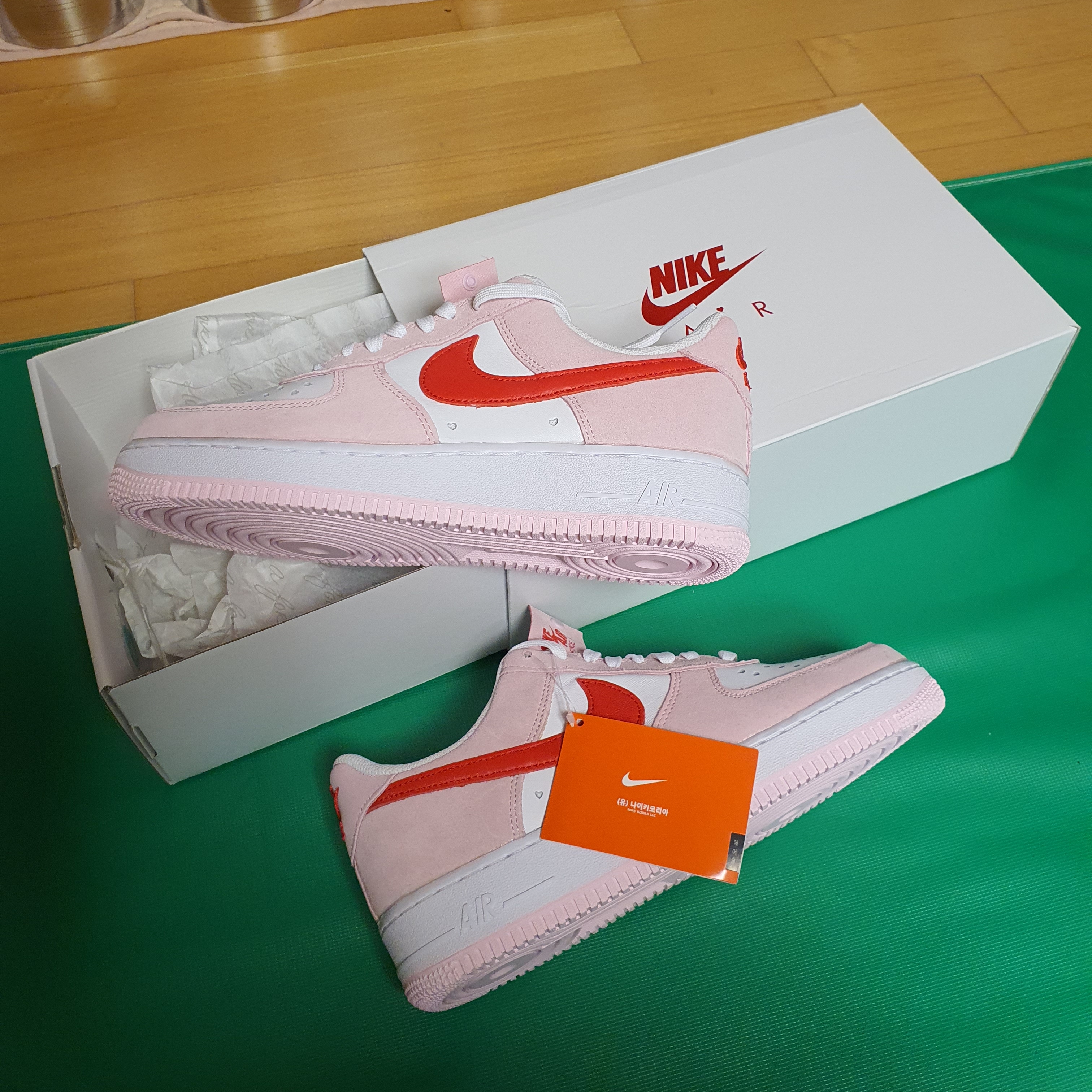 Nike Air Force 1 '07 QS Valentine's Day 착용 스타일 - 5