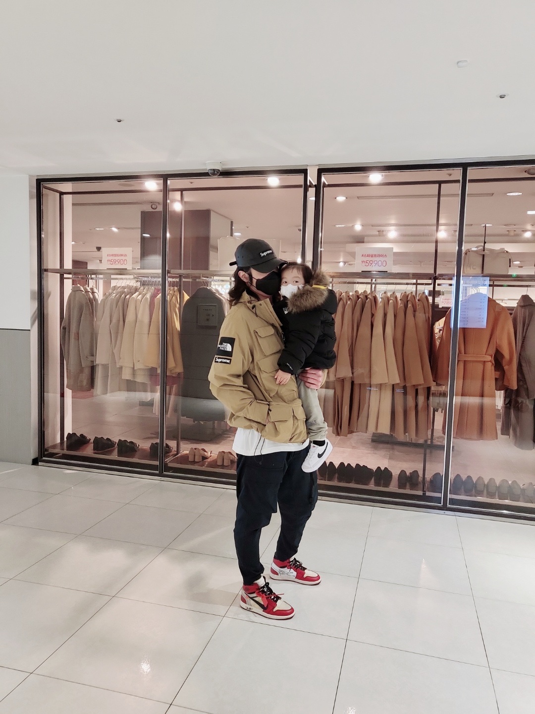 Supreme x The North Face Arc Logo Mountain Parka Red - 19SS, Jordan 1 x Travis Scott Retro High OG SP Mocha 착용 스타일 - 4