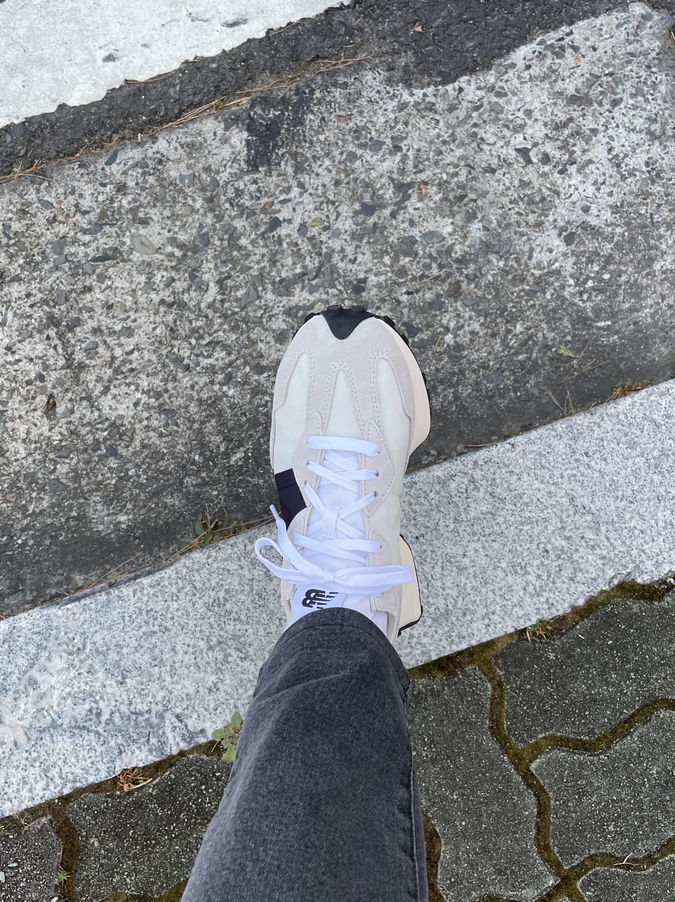 New Balance 327 White Black 착용 스타일