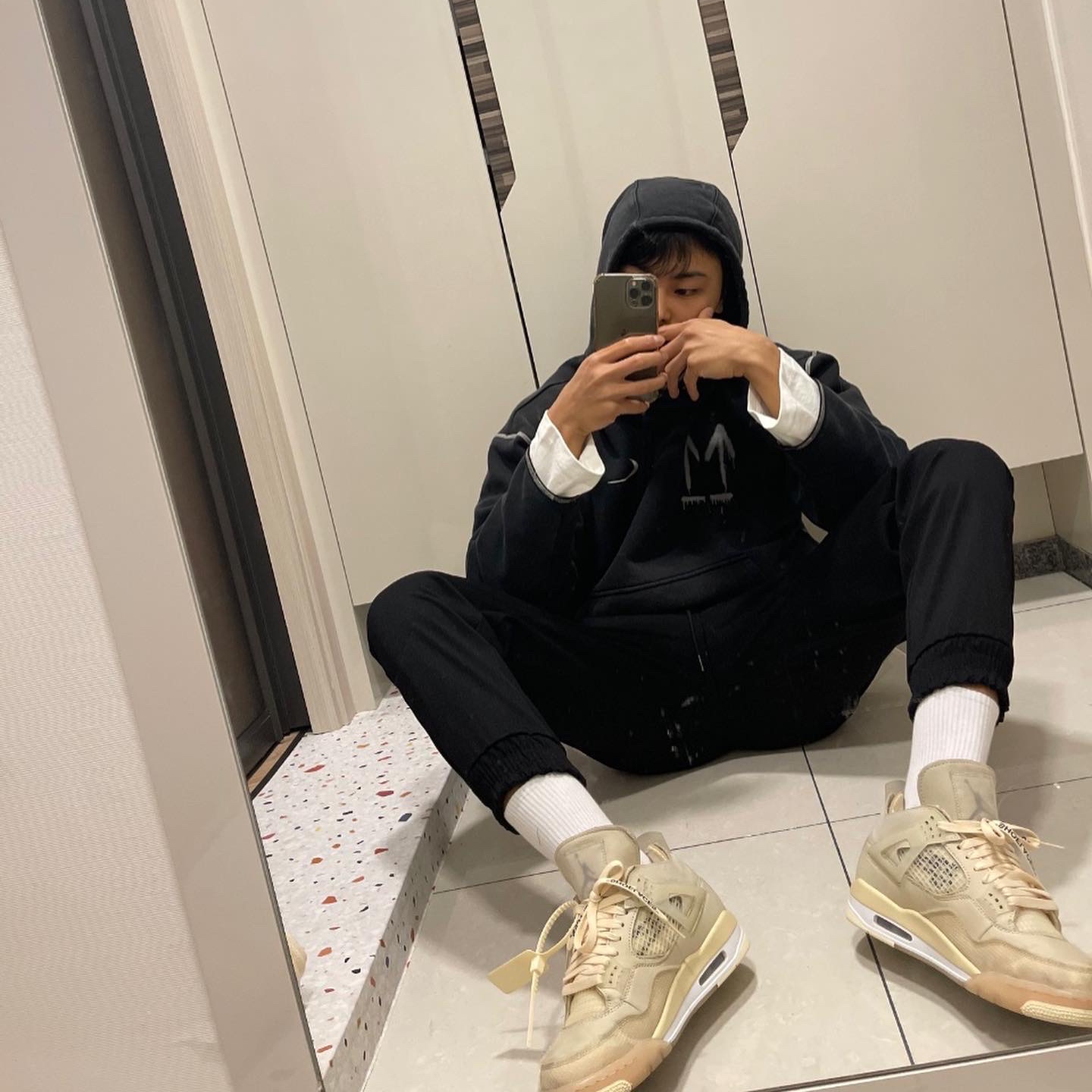 (W) Jordan 4 x Off-White Retro SP Sail, Nike x Off-White NRG RU Hoodie 착용 스타일 - 2