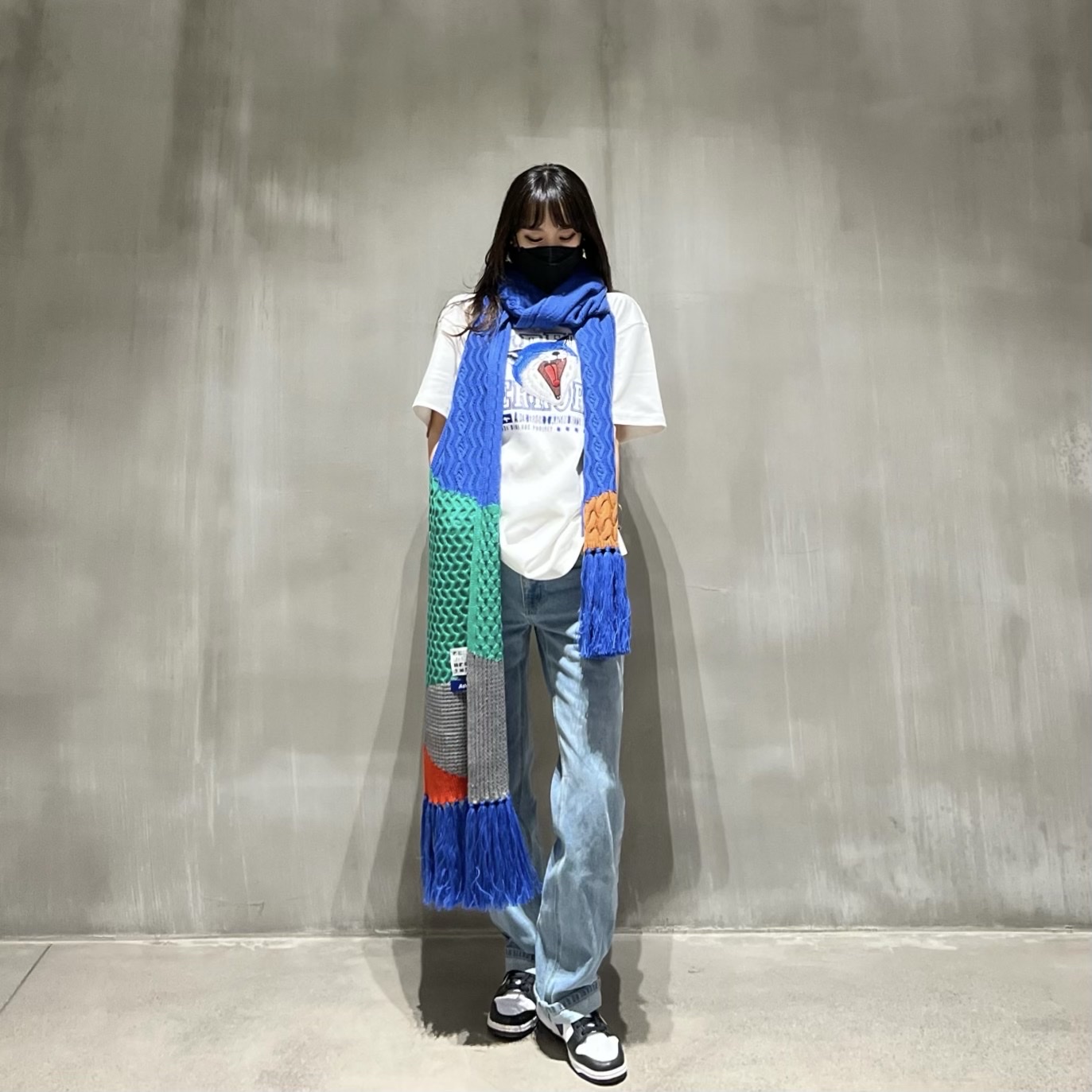 Ader Error x Zara Scarf Black, Maison Kitsune x Ader Error Yawn Fox T-Shirt Off White 착용 스타일 - 3