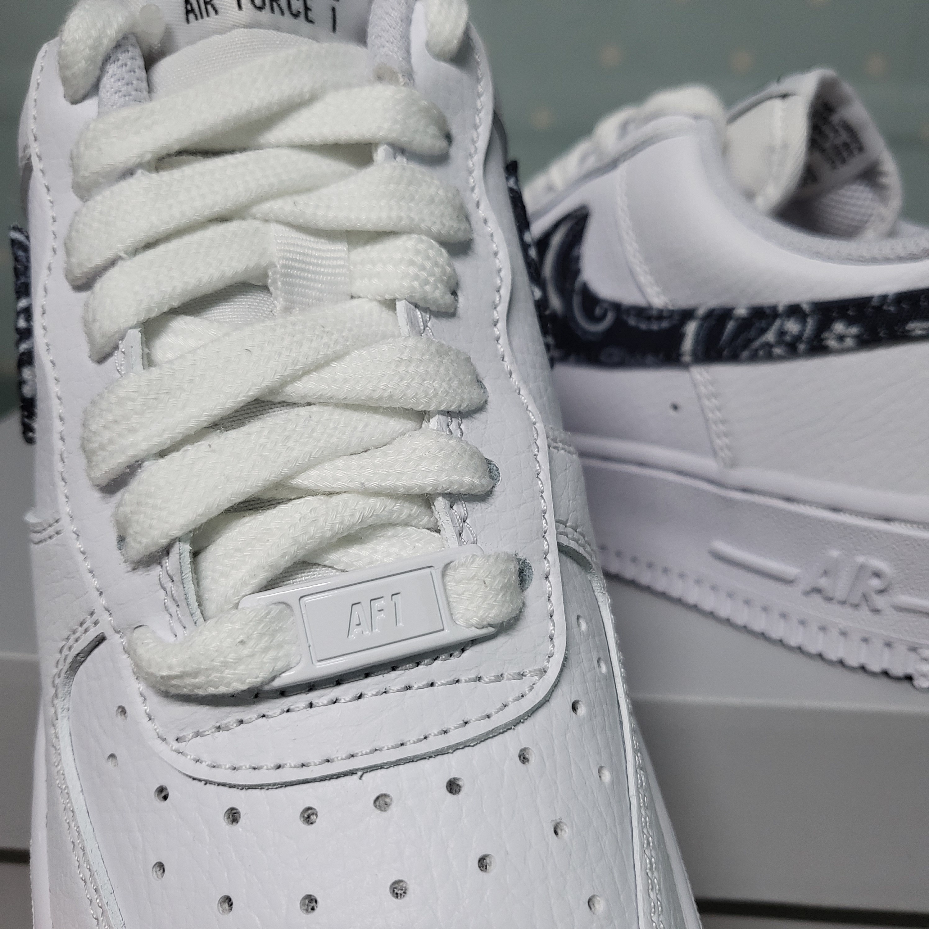 (W) Nike Air Force 1 '07 Essential Paisley Swoosh White Black 착용 스타일 - 3