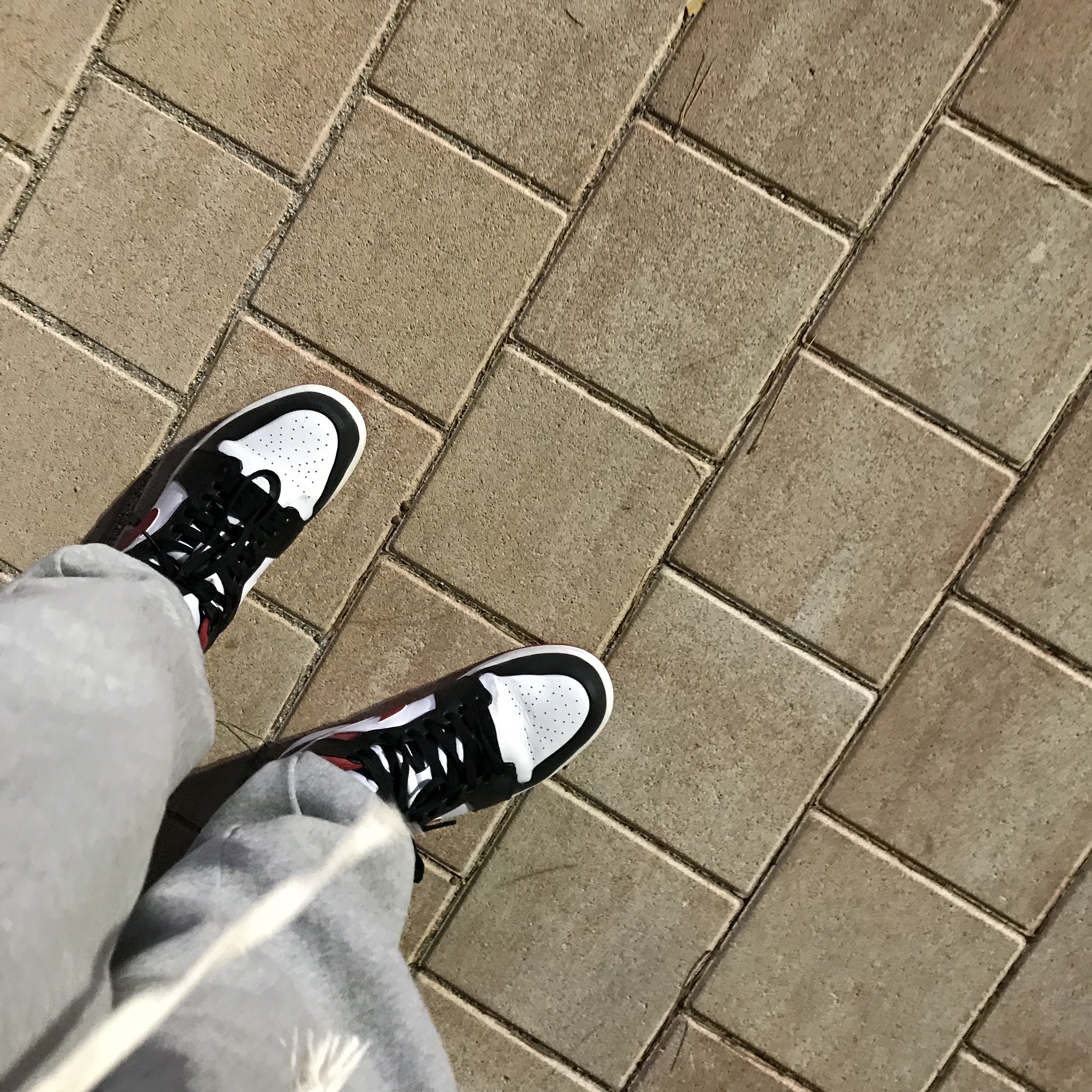 Jordan 1 Mid Gym Red Black White 착용 스타일