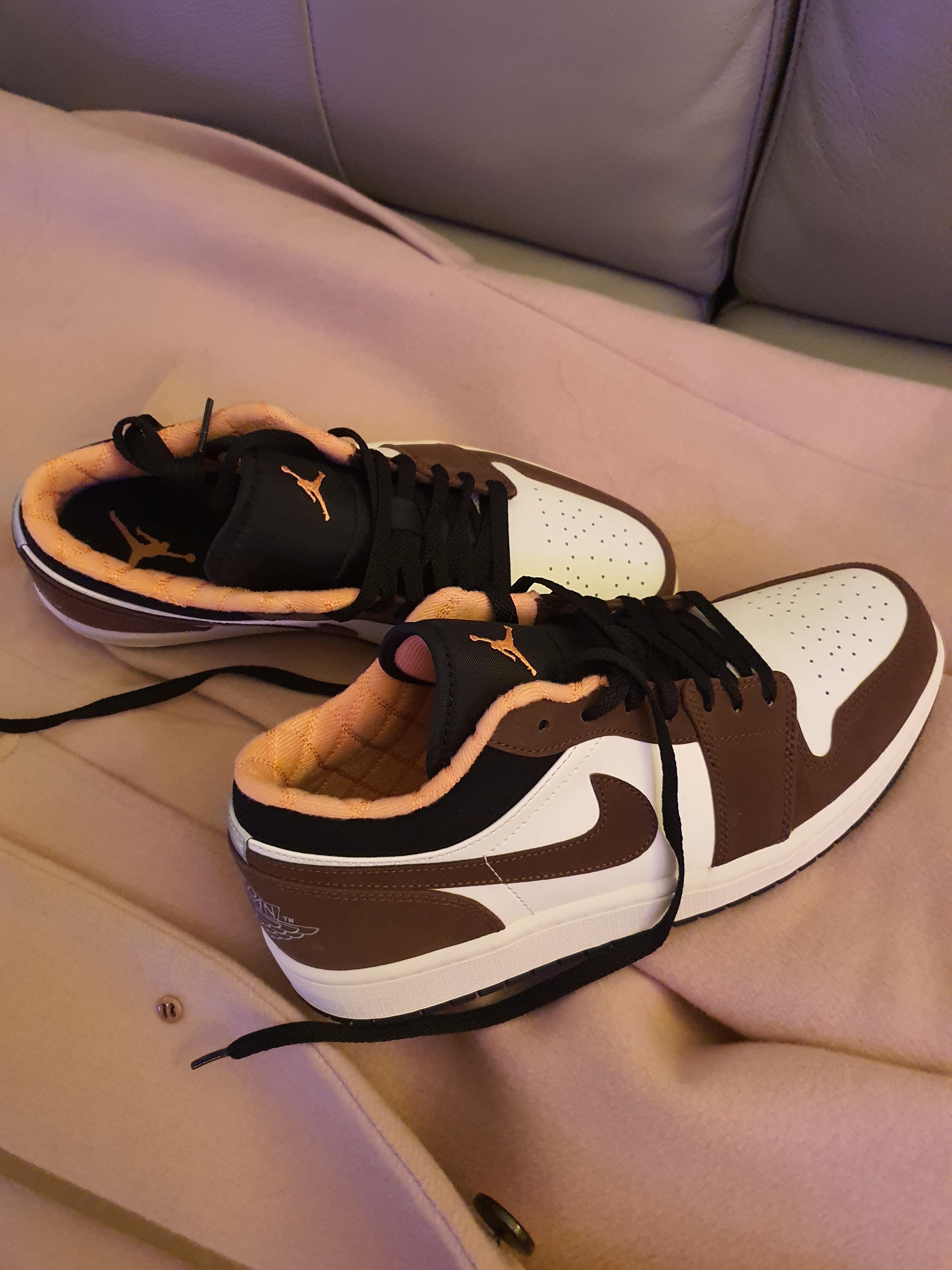 Jordan 1 Low SE Chocolate Bliss 착용 스타일 - 3