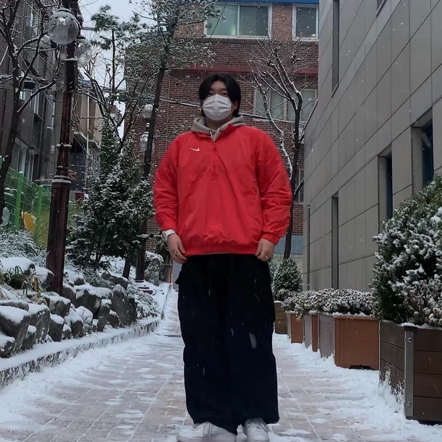 Nike x Stussy Windrunner Jacket Habanero Red, Nike Air Force 1 '07 Low White 착용 스타일 - 1