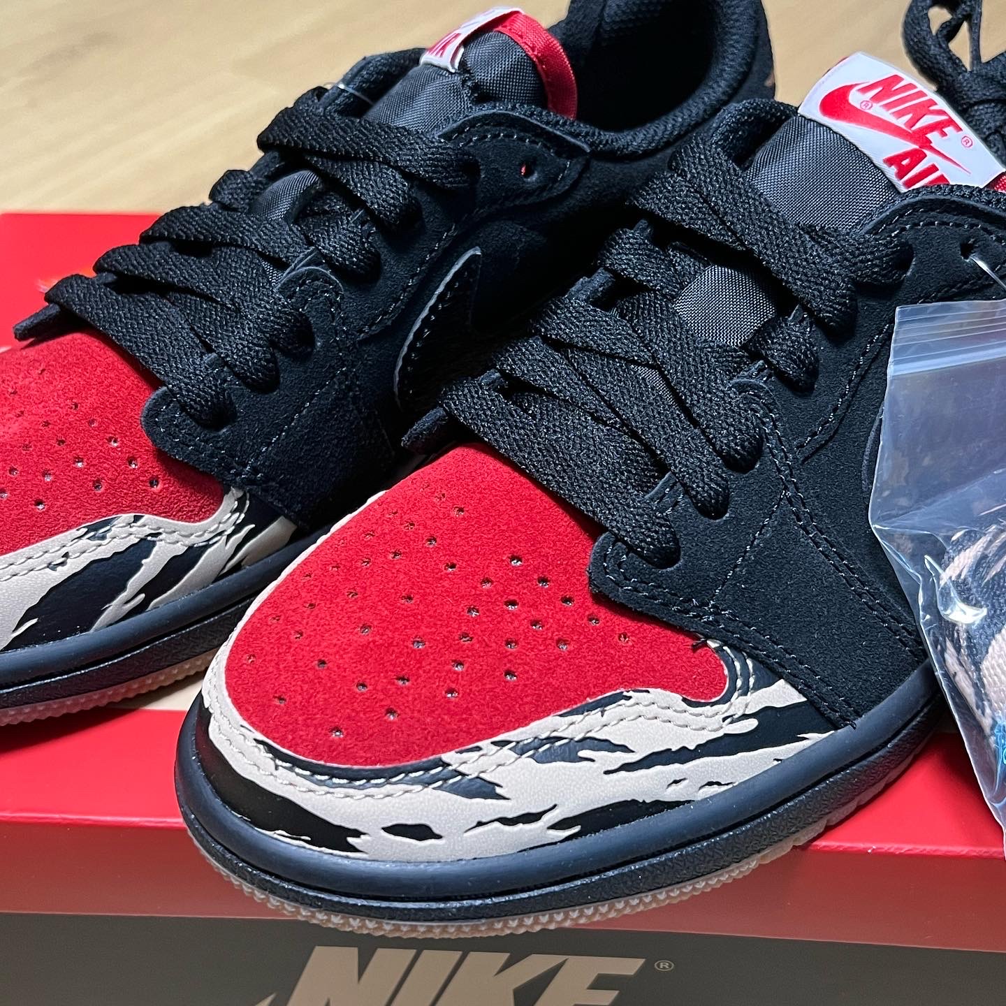 Jordan 1 x SoleFly Retro Low OG SP Black and Sport Red 착용 스타일 - 2