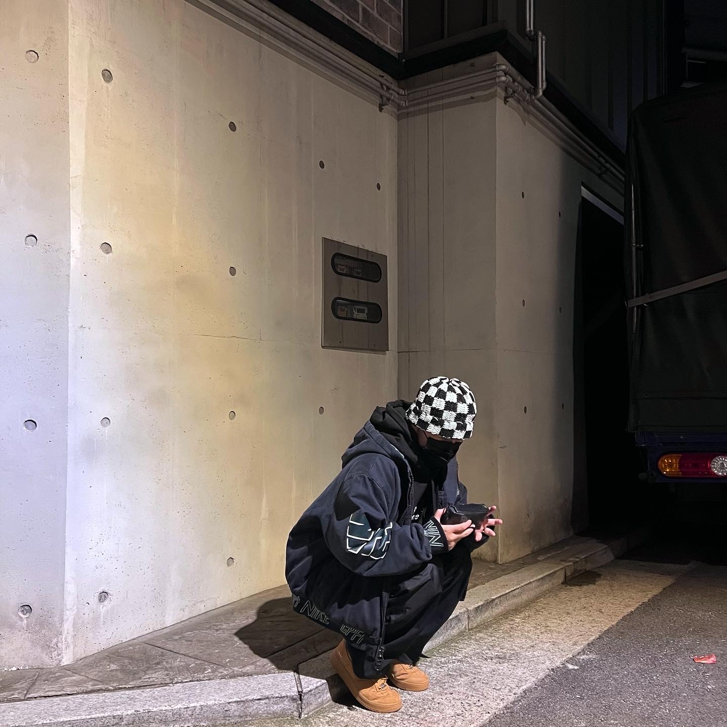 Nike x Supreme Air Force 1 Low Flax, Stussy Crochet Checker Beanie Black 착용 스타일