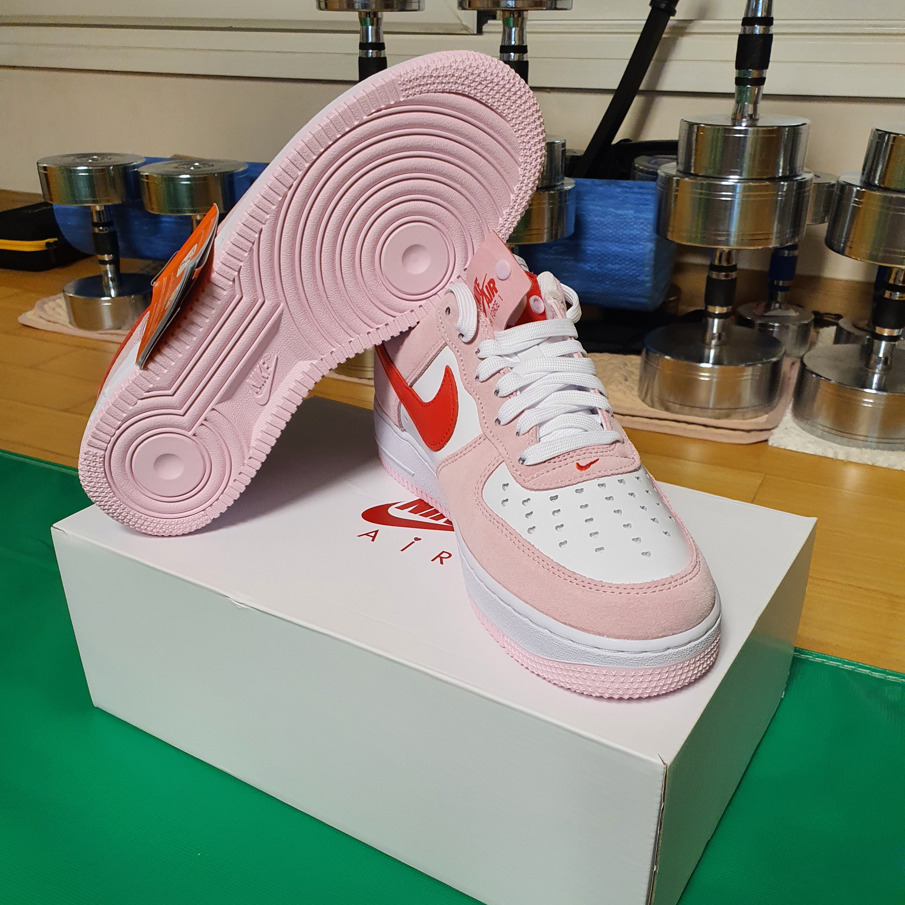 Nike Air Force 1 '07 QS Valentine's Day 착용 스타일 - 3