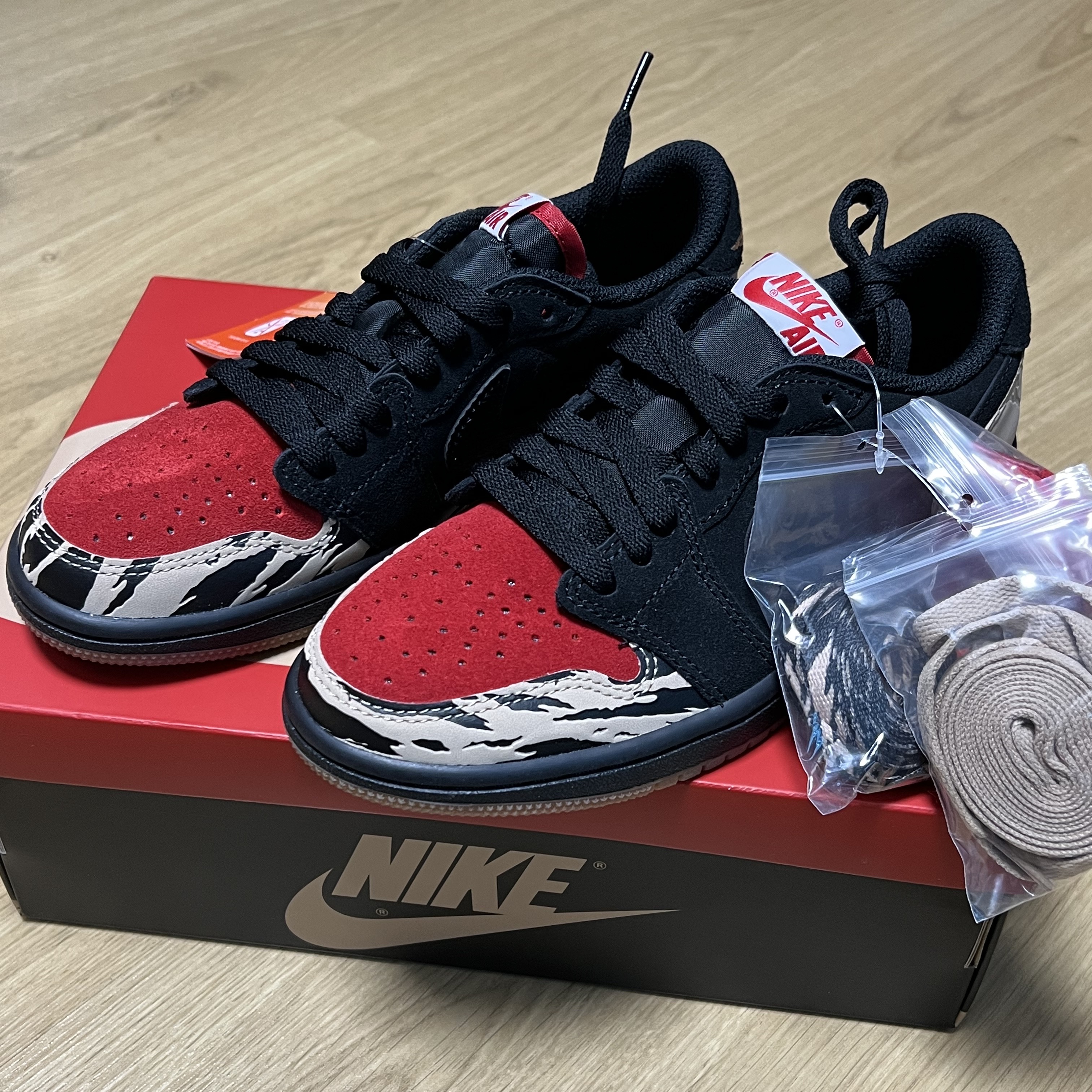 Jordan 1 x SoleFly Retro Low OG SP Black and Sport Red 착용 스타일 - 1