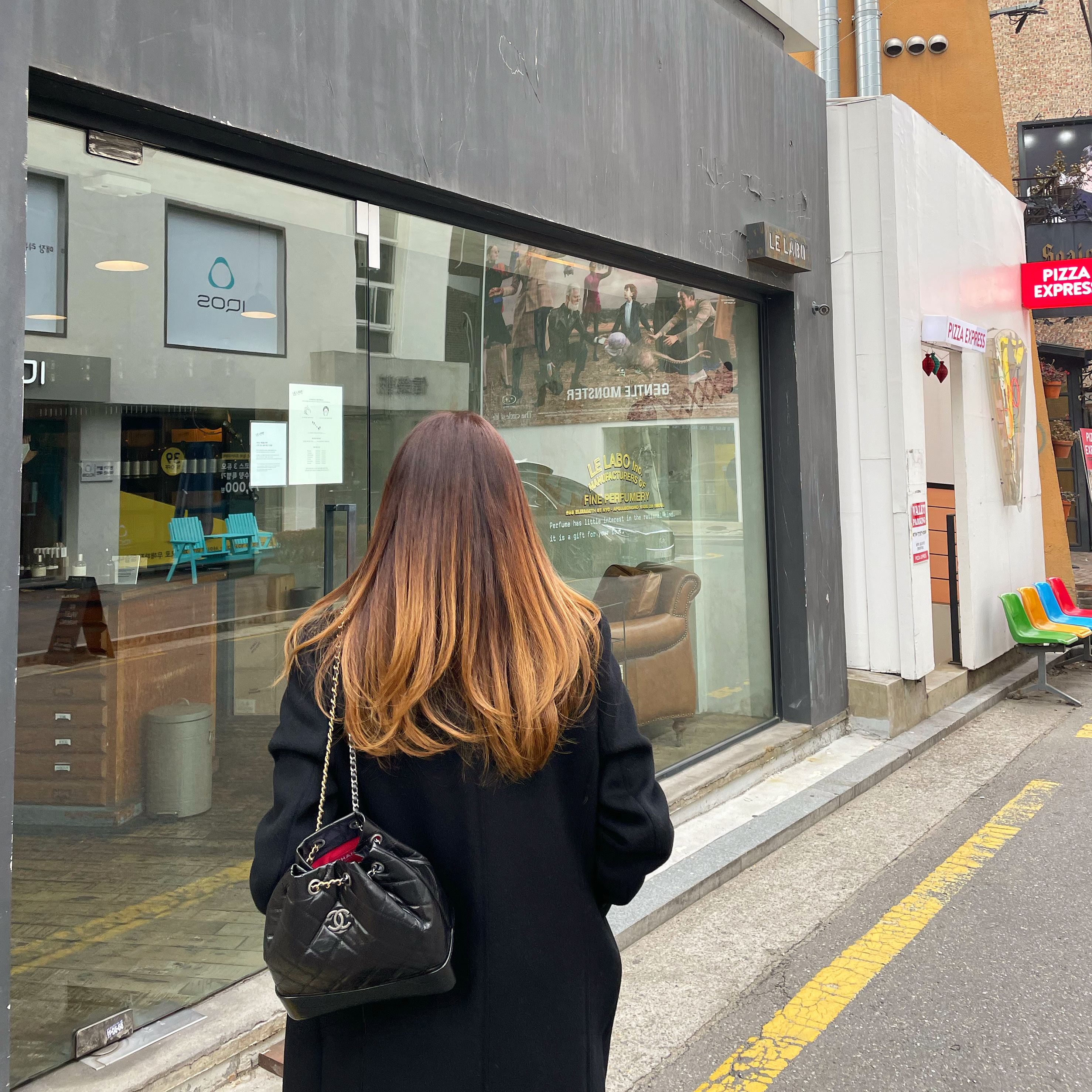 Chanel Small Gabrielle Backpack Aged Calfskin & Gold Silver Black 착용 스타일