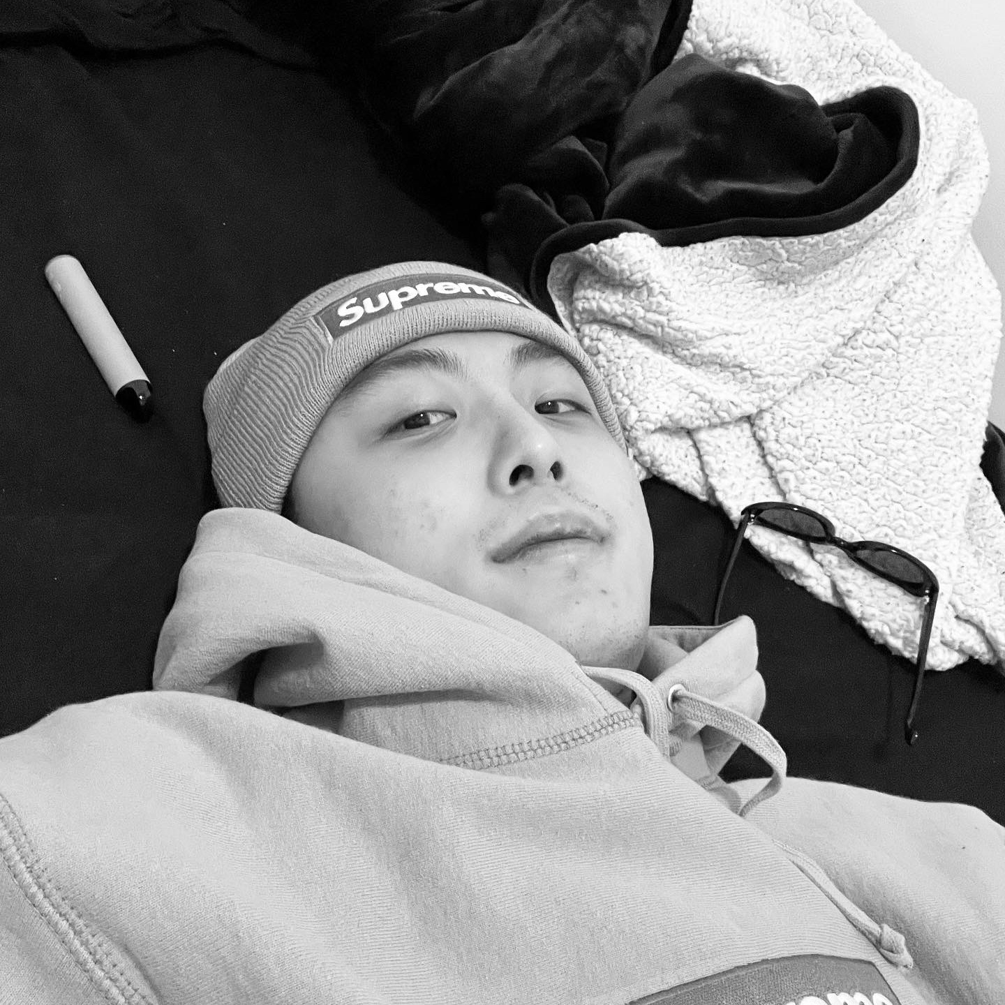 Supreme Box Logo Hooded Sweatshirt Light Mustard - 21FW, Supreme New Era Box Logo Beanie Light Mustard - 21FW 착용 스타일 - 3