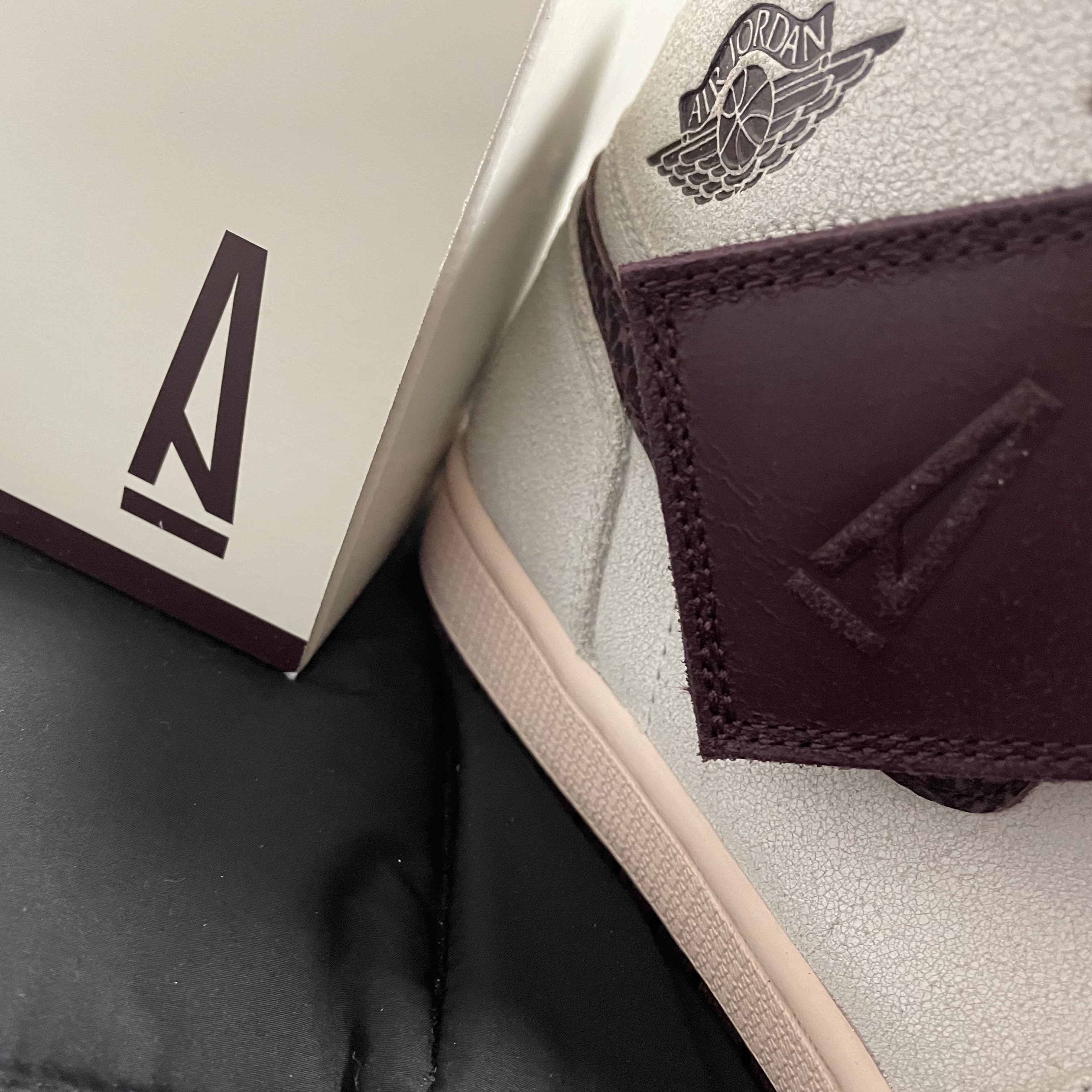 Jordan 1 x A Ma Maniere Retro High OG SP Sail and Burgundy 착용 스타일 - 2