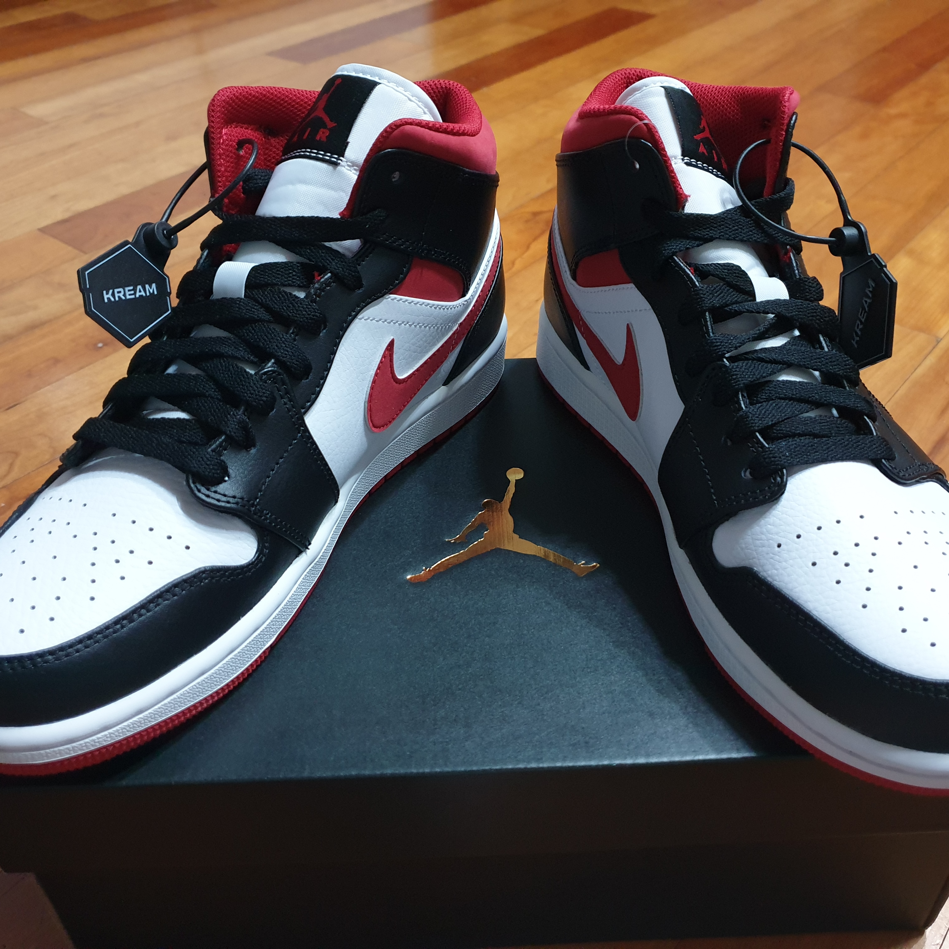 Jordan 1 Mid Gym Red Black White 착용 스타일 - 1