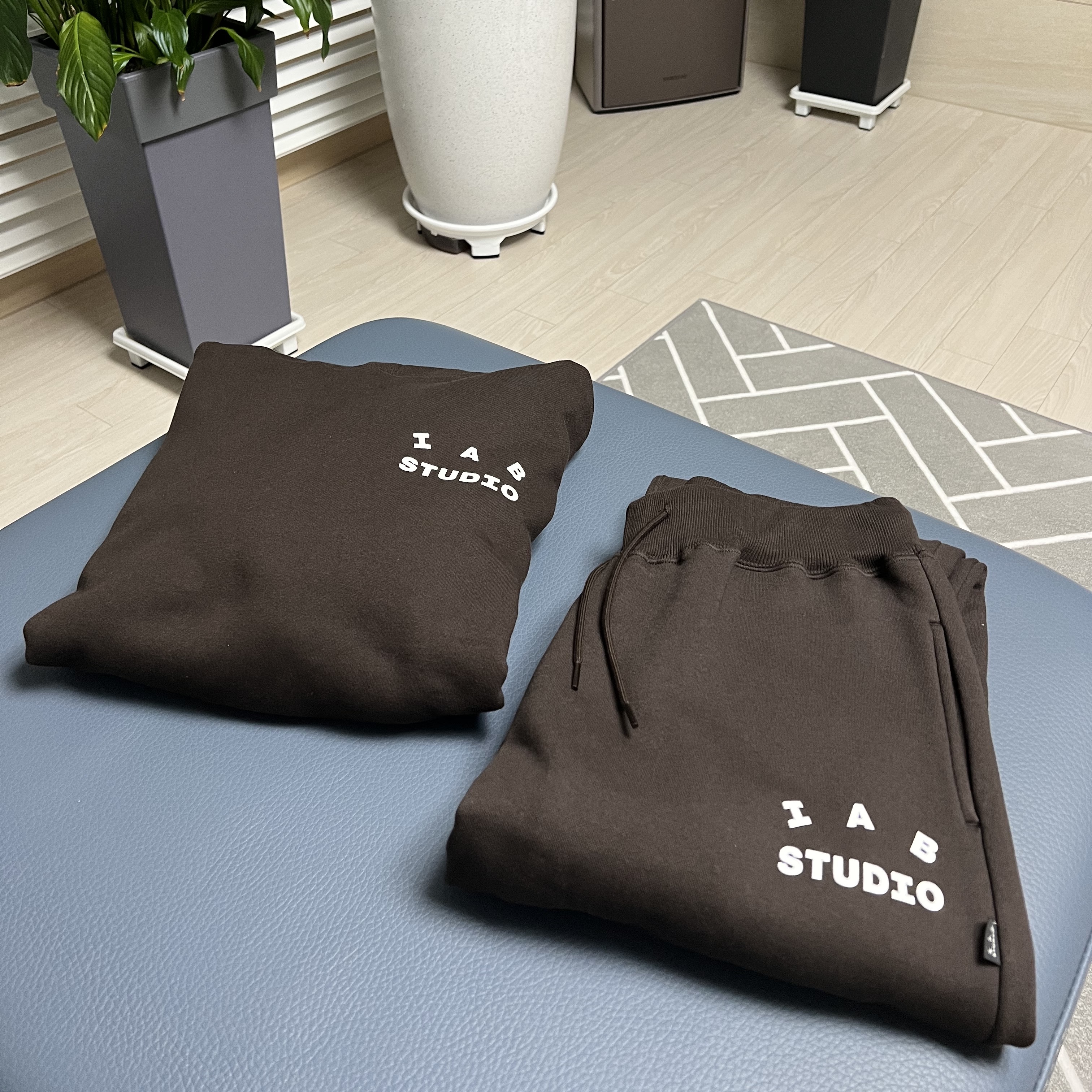 IAB Studio Hoodie Brown, IAB Studio Sweatpants Brown 착용 스타일