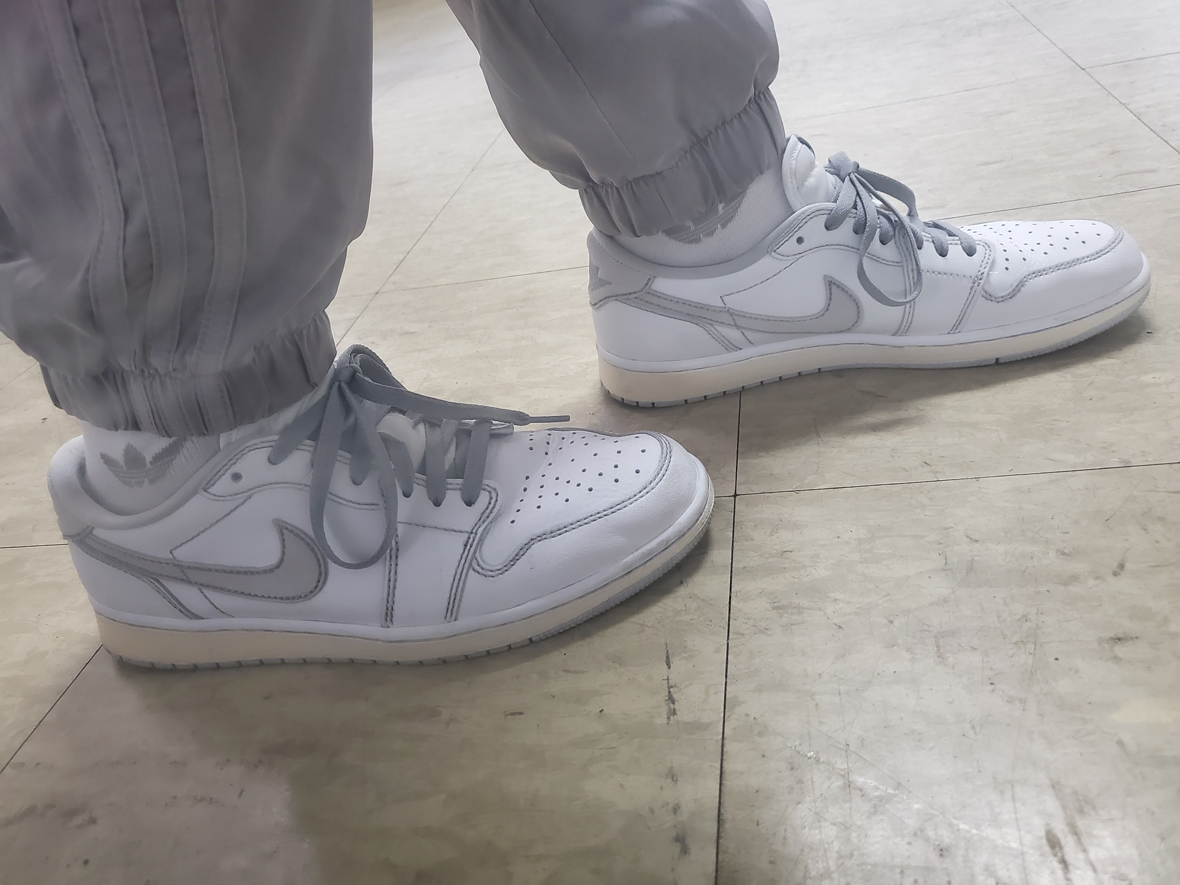 Jordan 1 Low OG Neutral Grey 착용 스타일 - 2