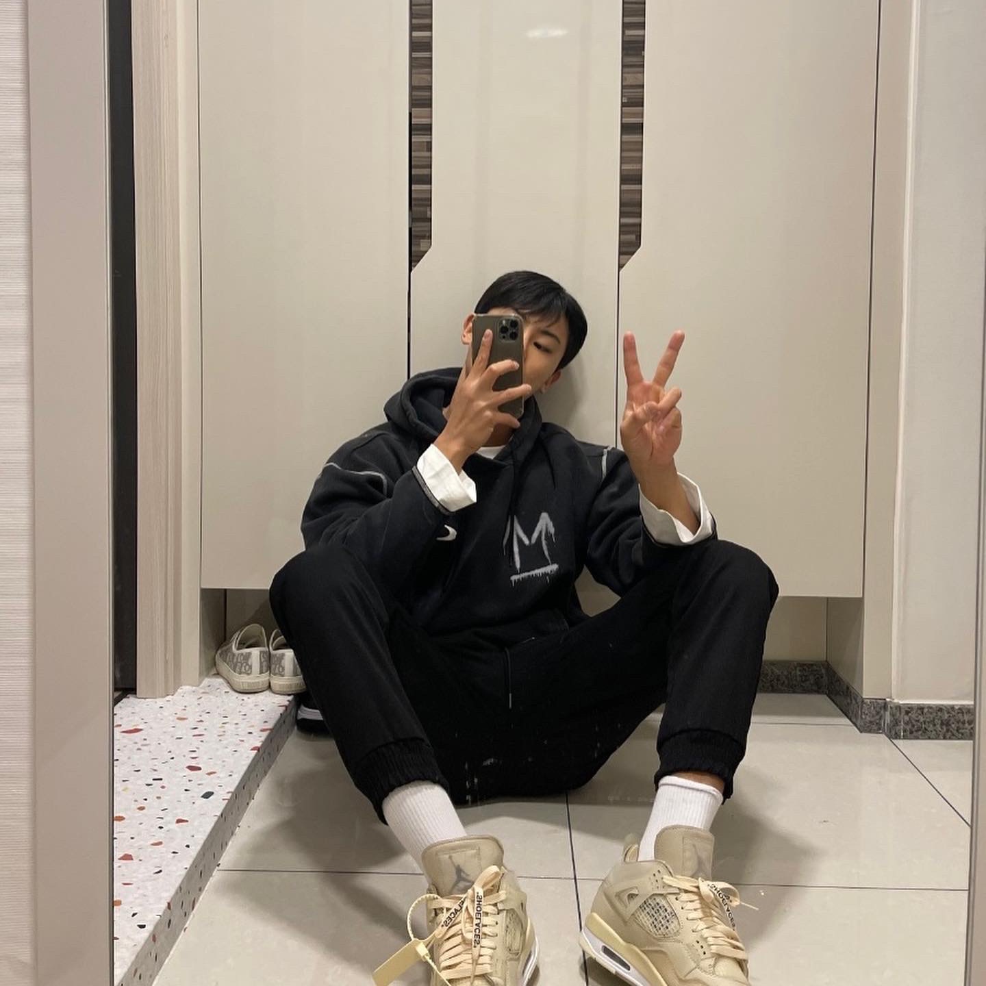 (W) Jordan 4 x Off-White Retro SP Sail, Nike x Off-White NRG RU Hoodie 착용 스타일 - 1