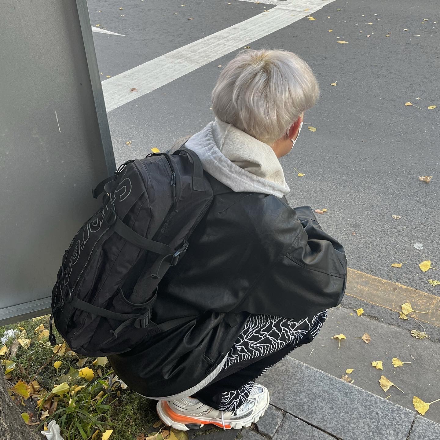 Balenciaga Track Sneakers White Orange 2019, Supreme Backpack Black - 18FW 착용 스타일 - 1