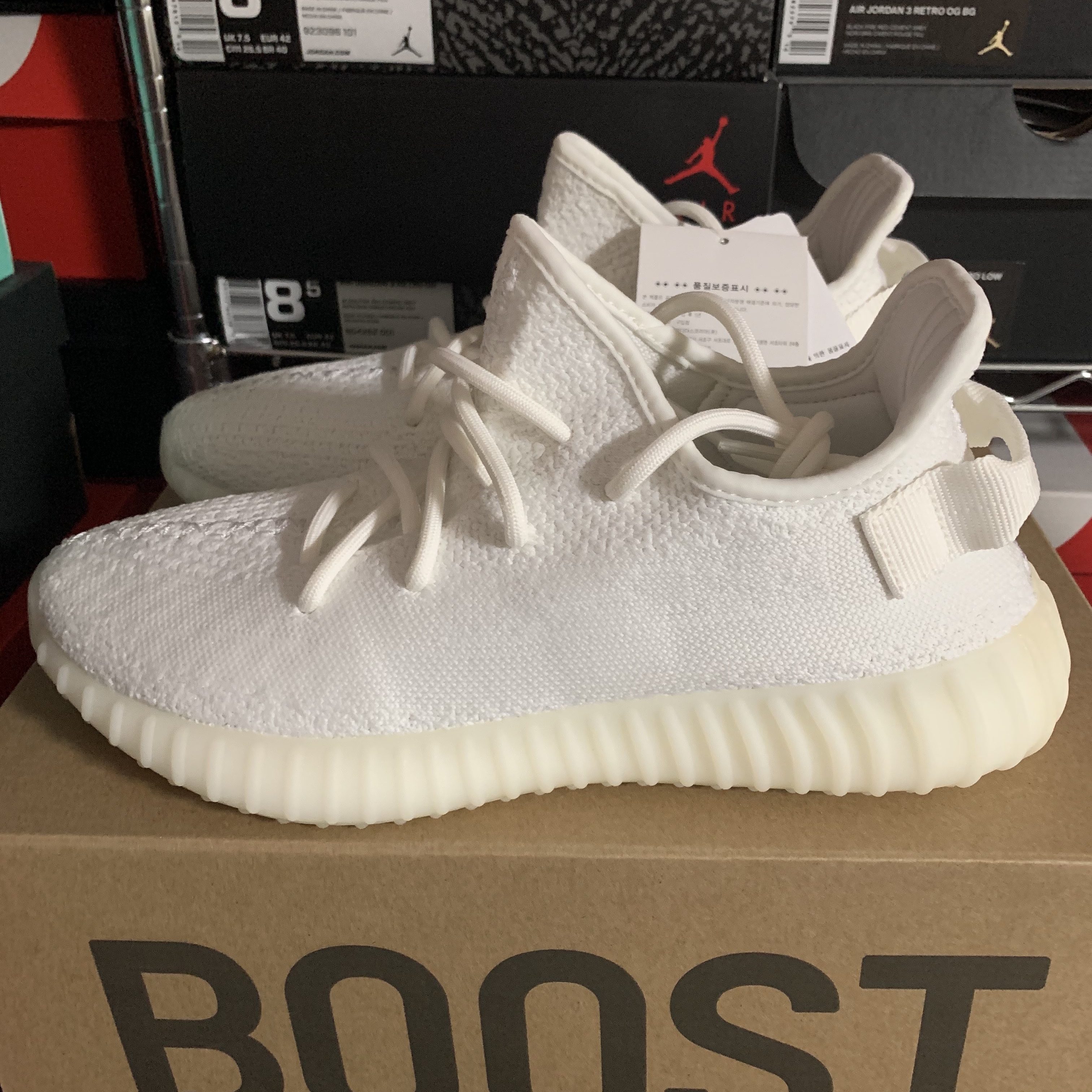 Adidas Yeezy Boost 350 V2 Cream/Triple White 착용 스타일