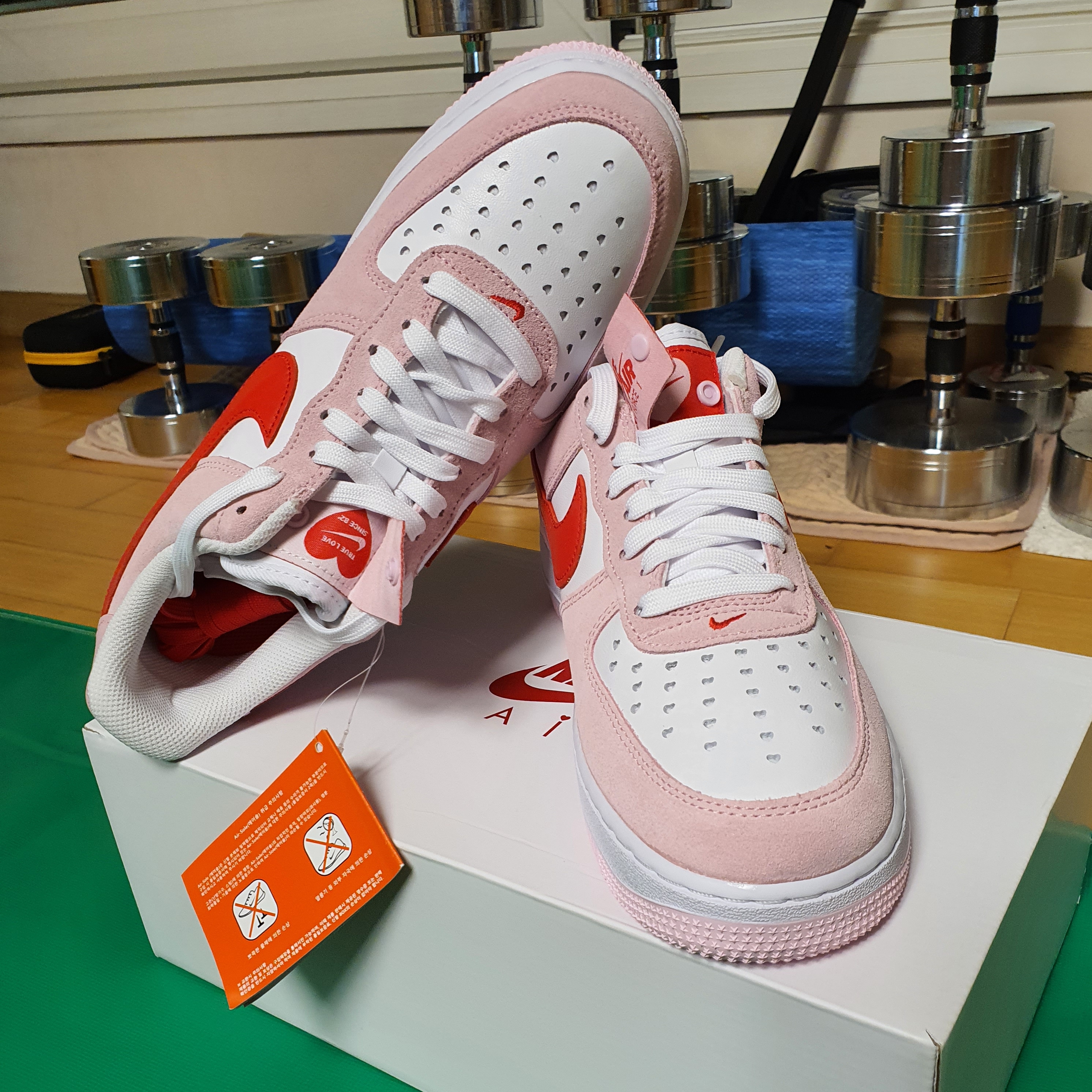 Nike Air Force 1 '07 QS Valentine's Day 착용 스타일 - 2