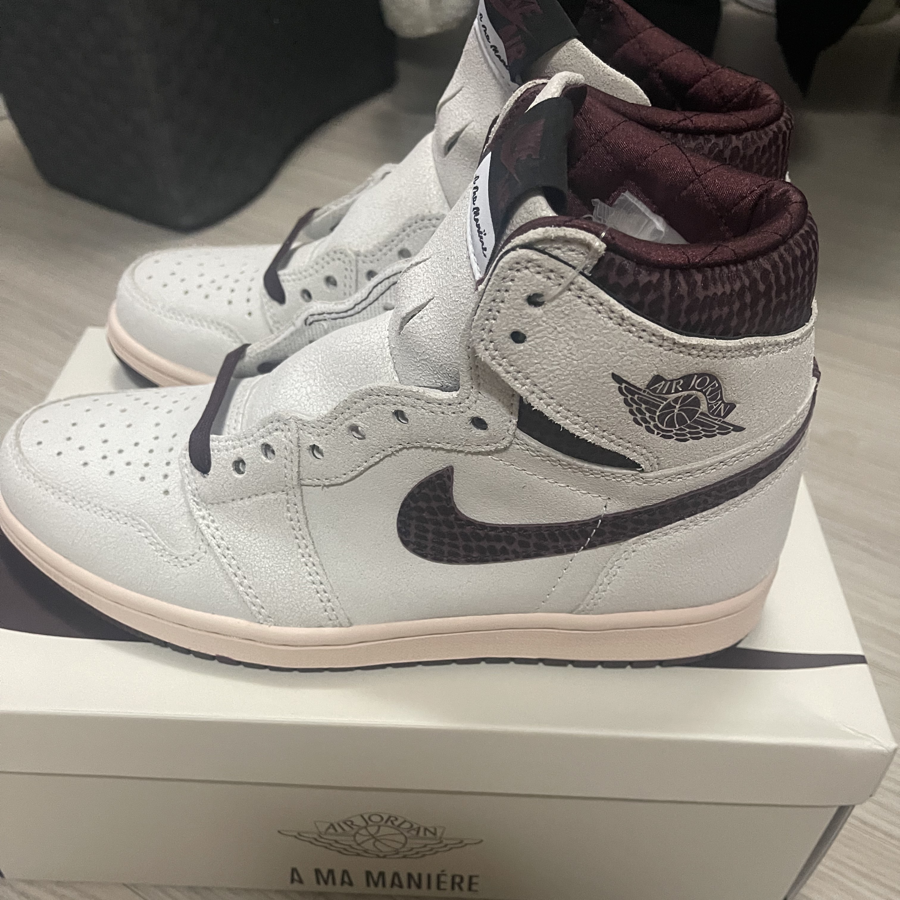 Jordan 1 x A Ma Maniere Retro High OG SP Sail and Burgundy 착용 스타일 - 2