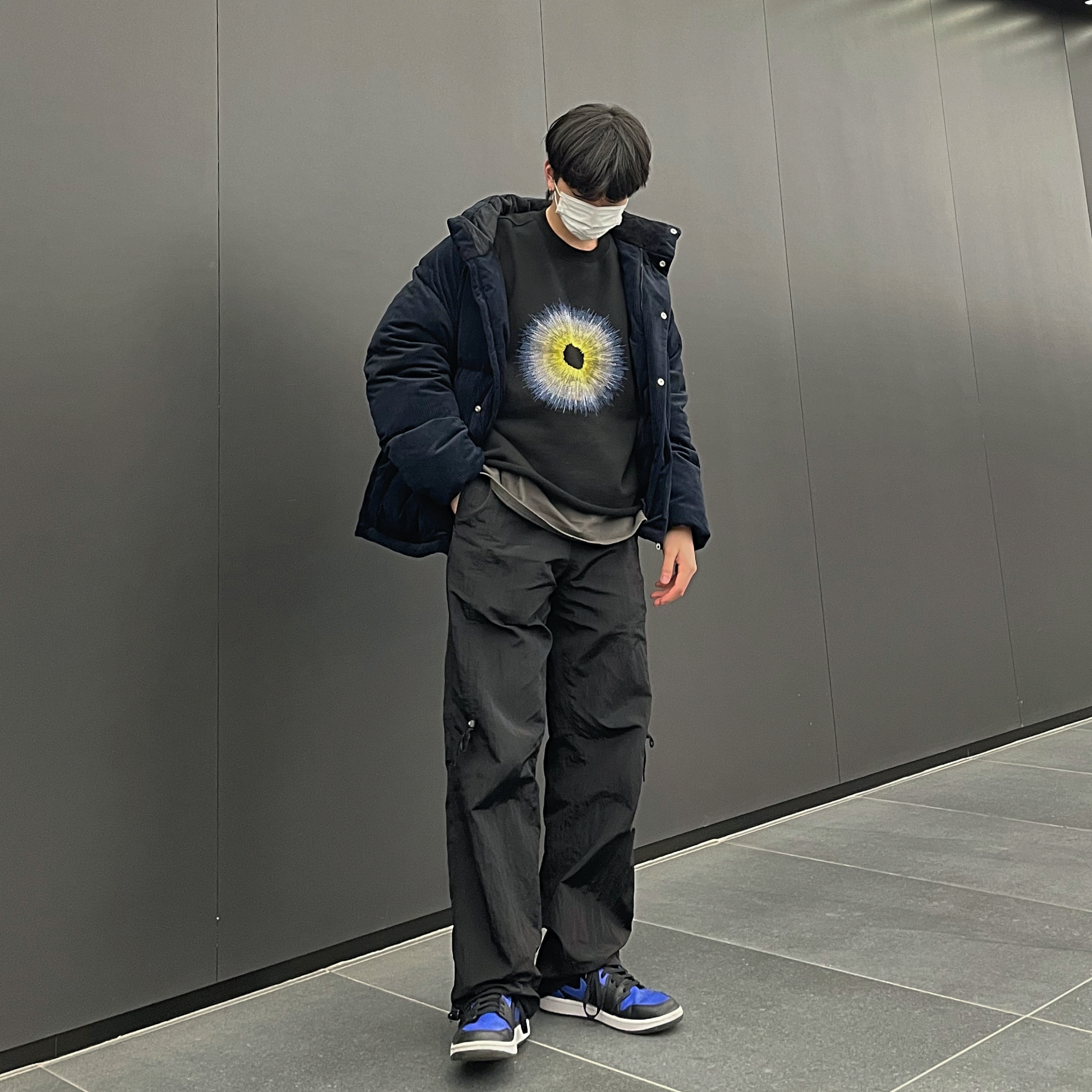 Jordan 1 Mid Black Hyper Royal 착용 스타일 - 5